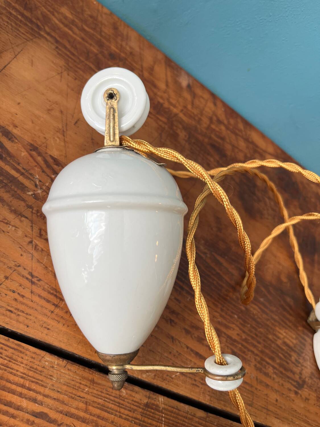 Period pendant lamp rises and falls in porcelain and opaline