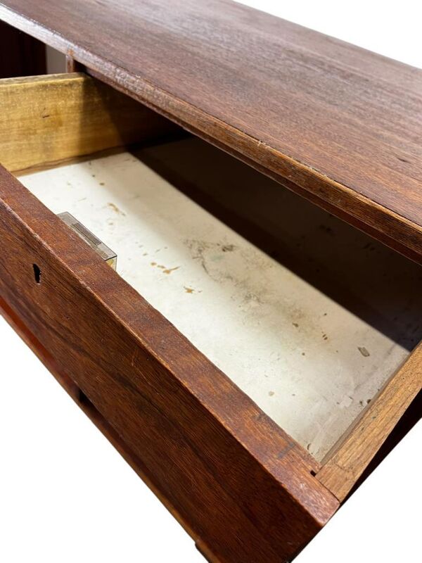 Comptoir de magasin vintage en bois sur roulettes