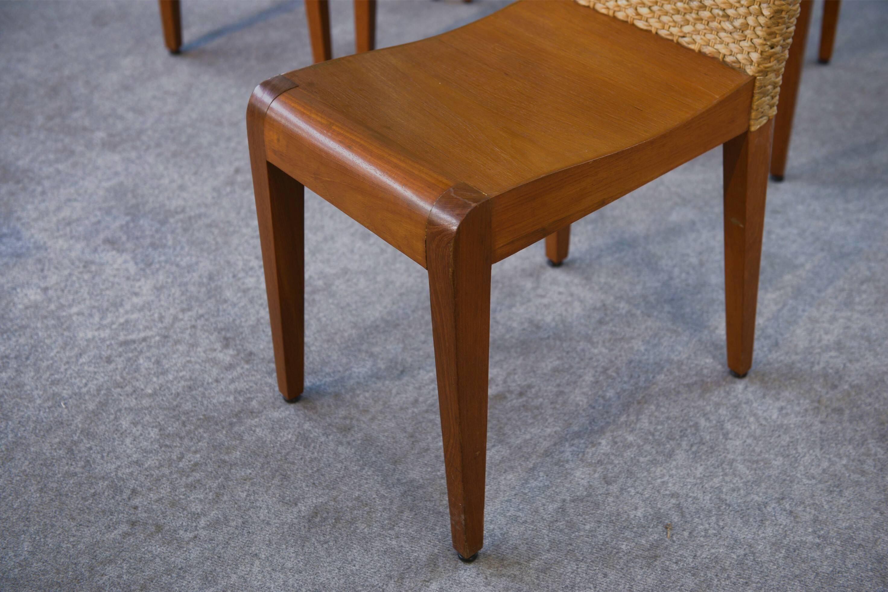 4 chaises éditées par Yothaka