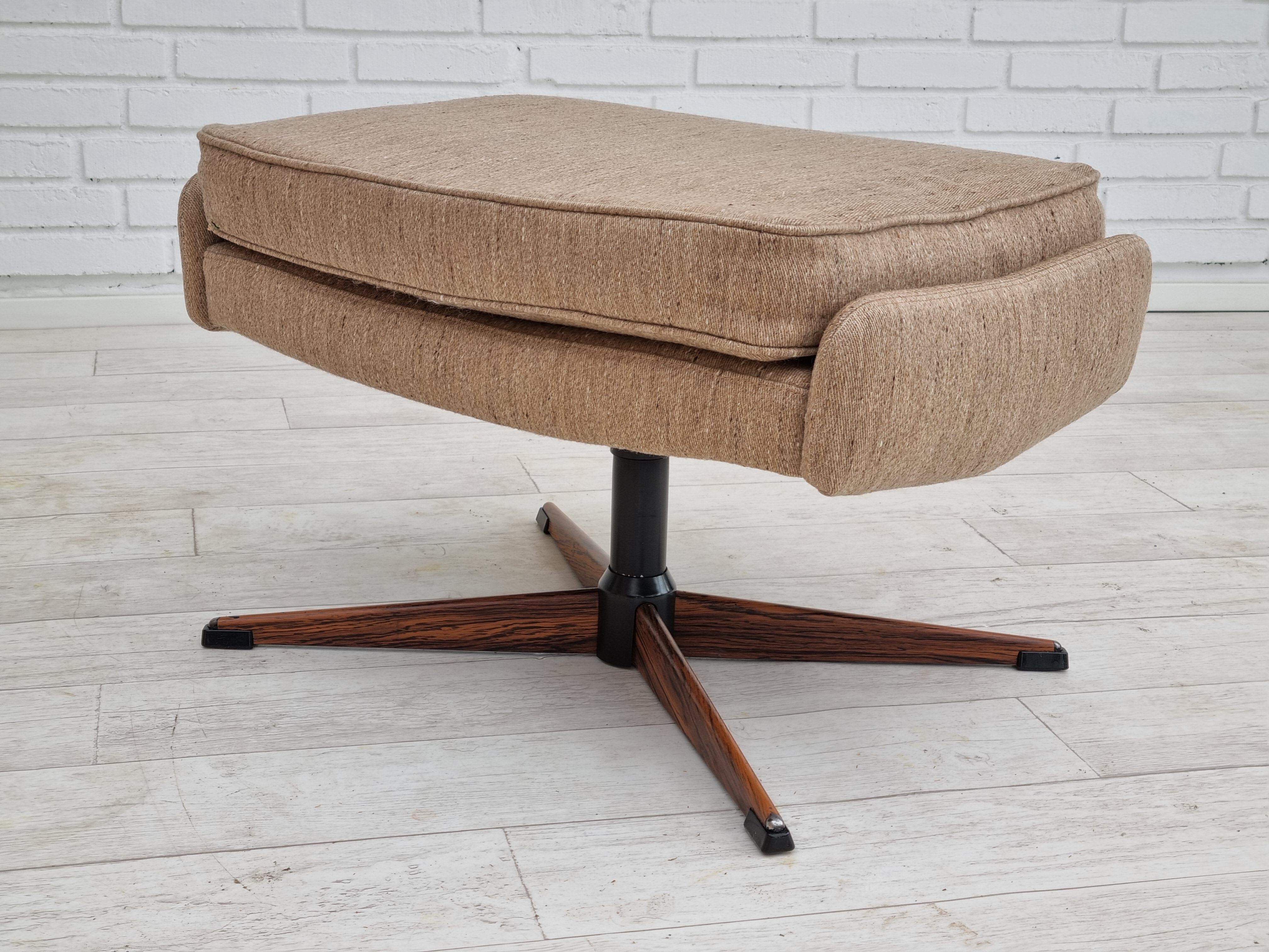 Fauteuil pivotant et son repose-pieds, laine