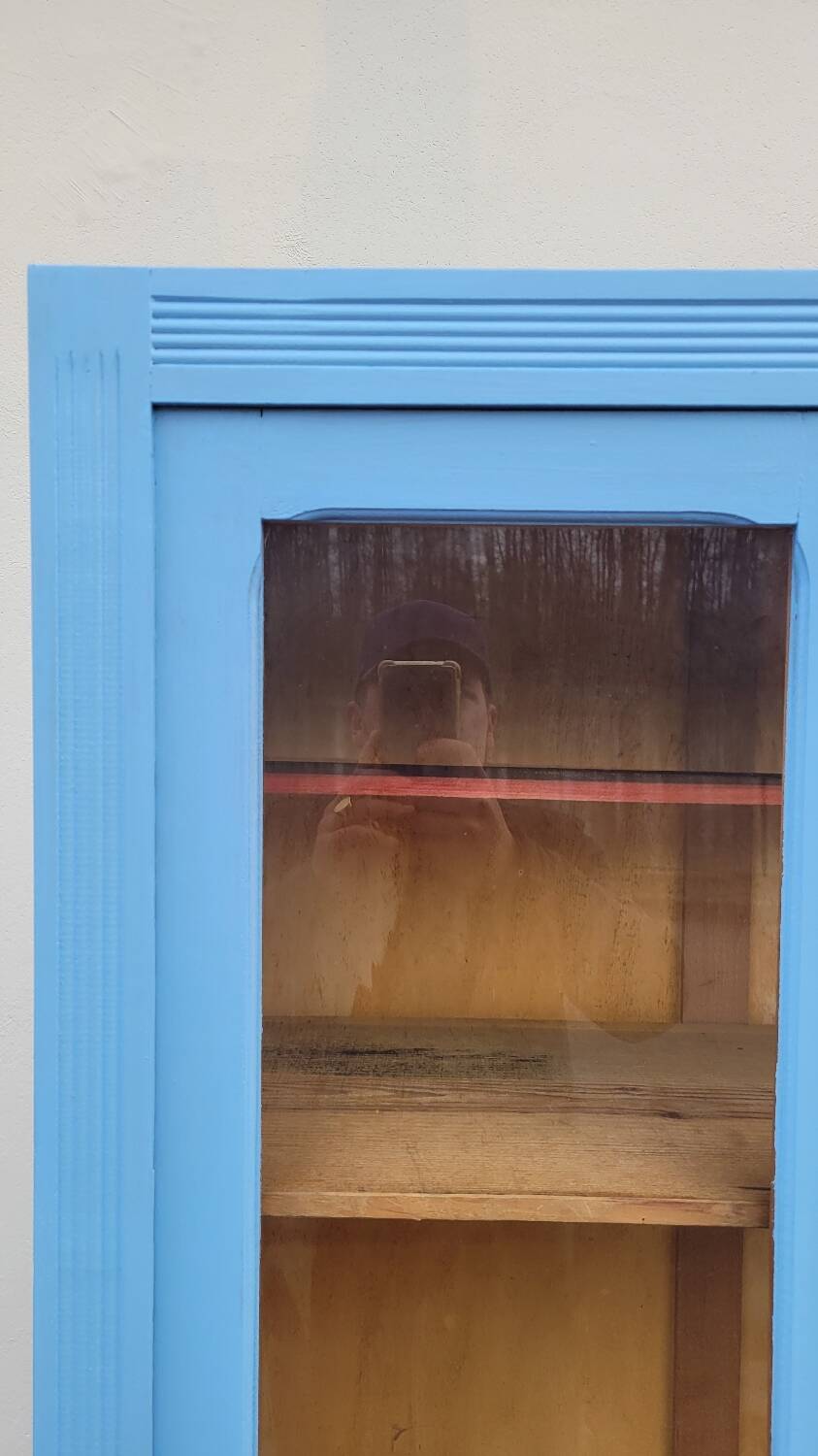 Armoire vitrine parisienne en bois peinte, 1950