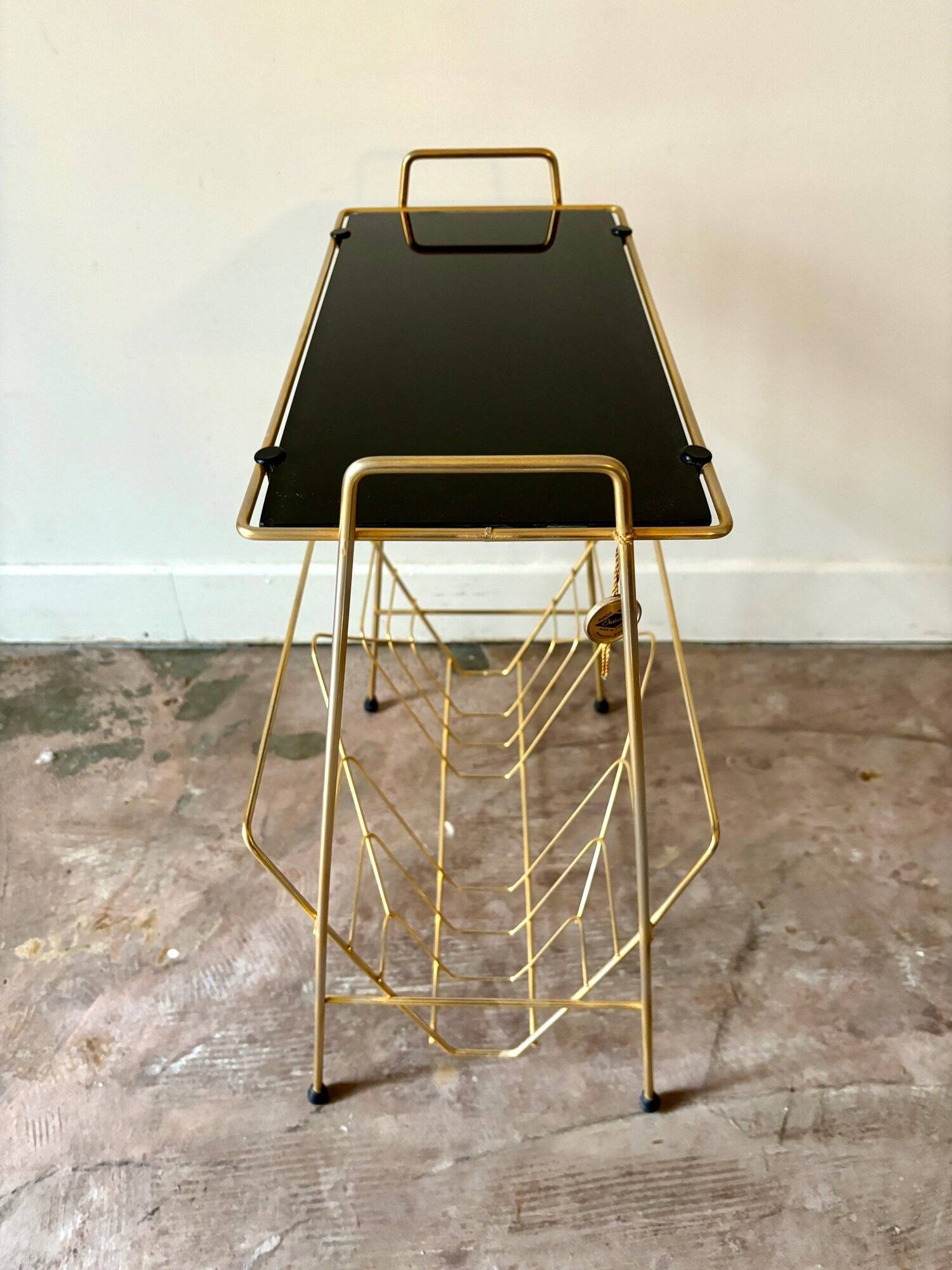 End table, Erdecor magazine holder in gold metal and black glass