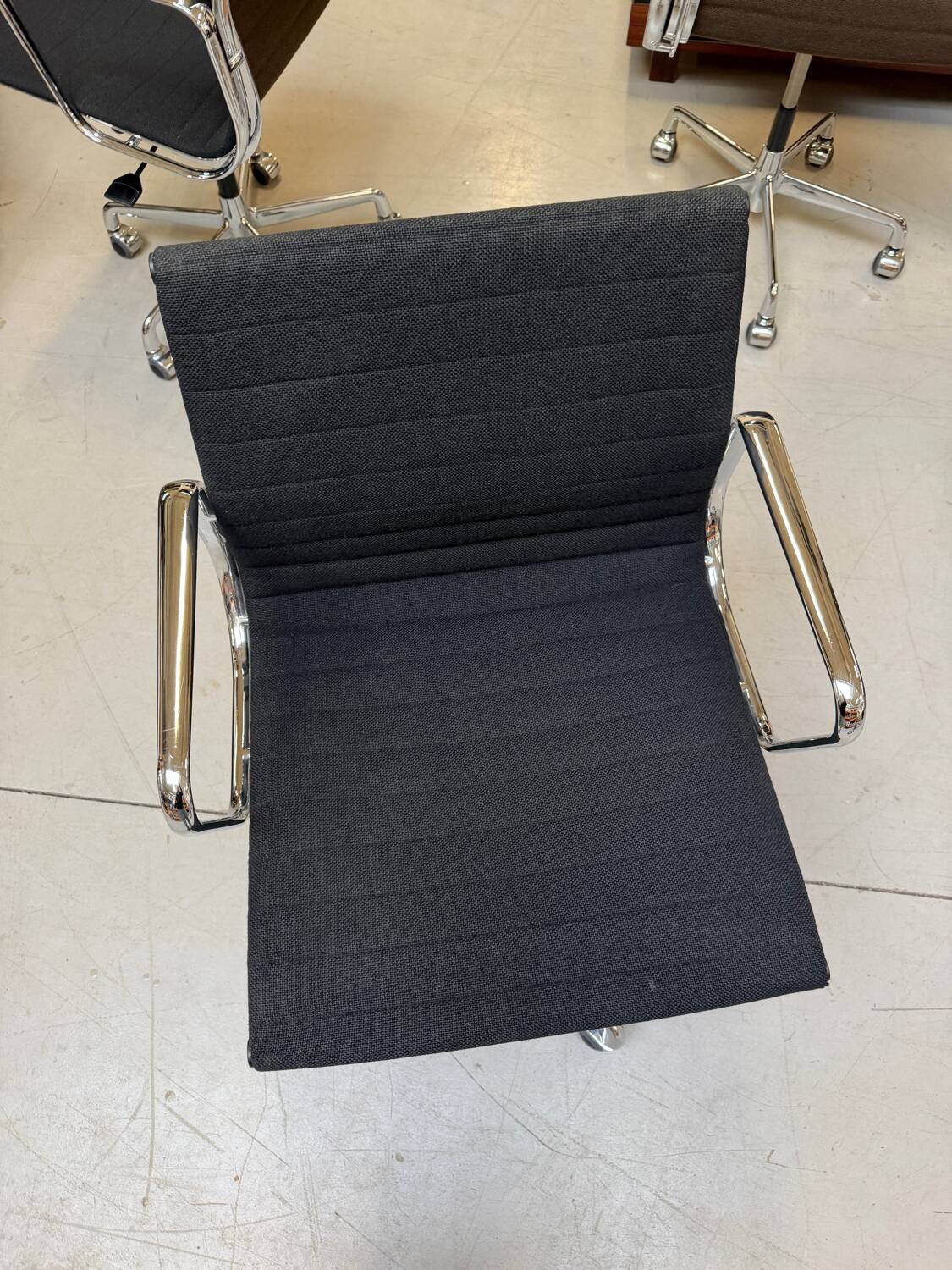 Ensemble de fauteuils " EA 117 " Charles Ray Eames pour ICF USA 1969.