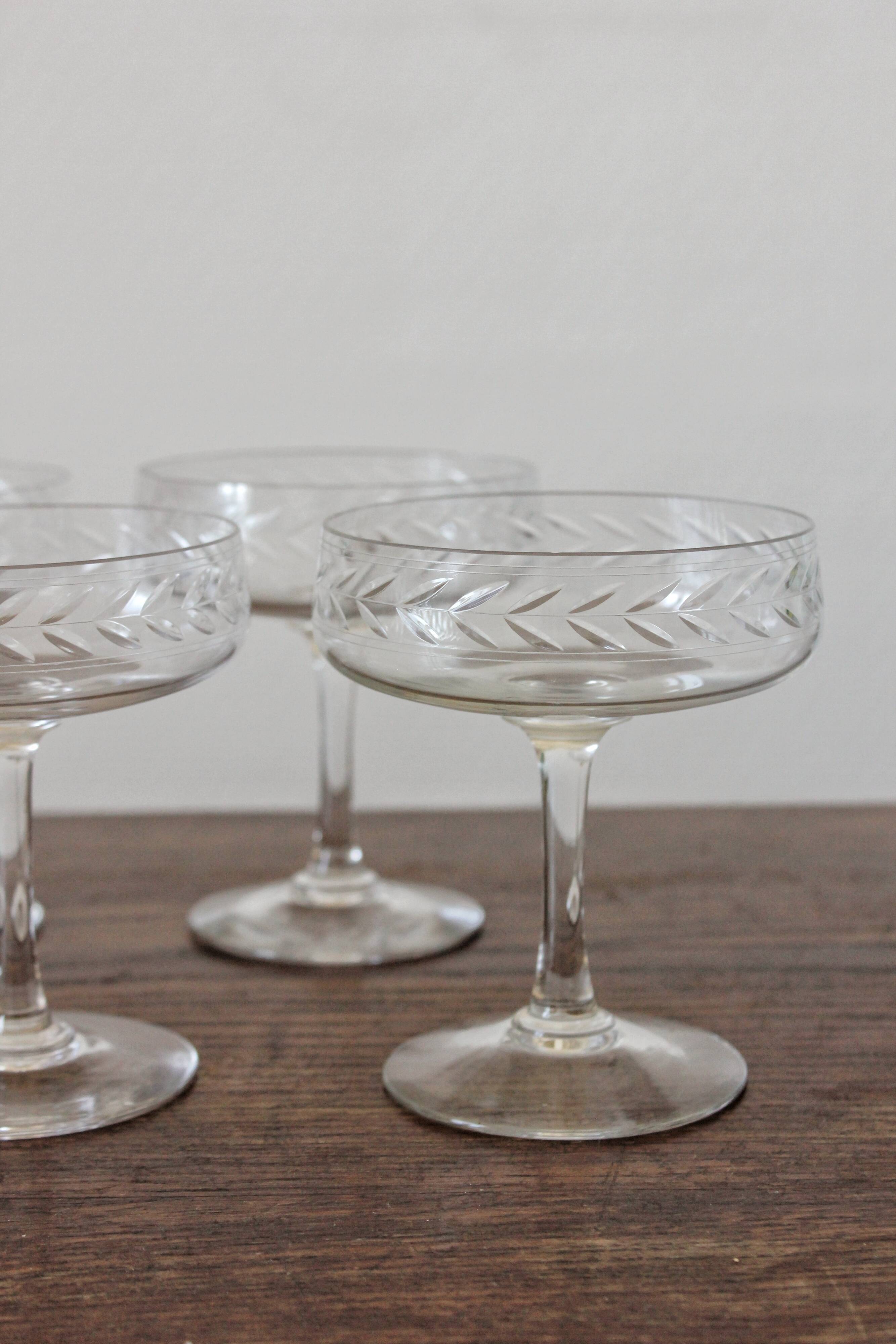 8 coupes à champagne en cristal gravé