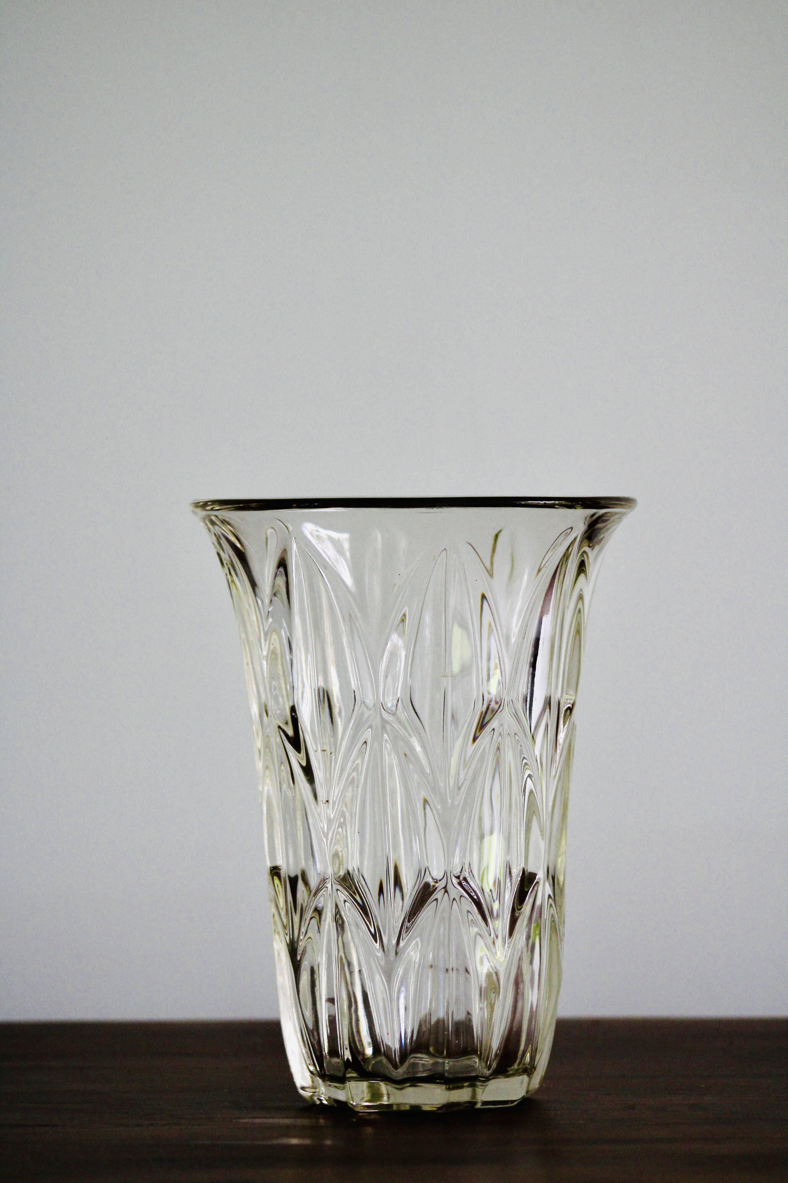 Vase en verre pressé – motif feuillage