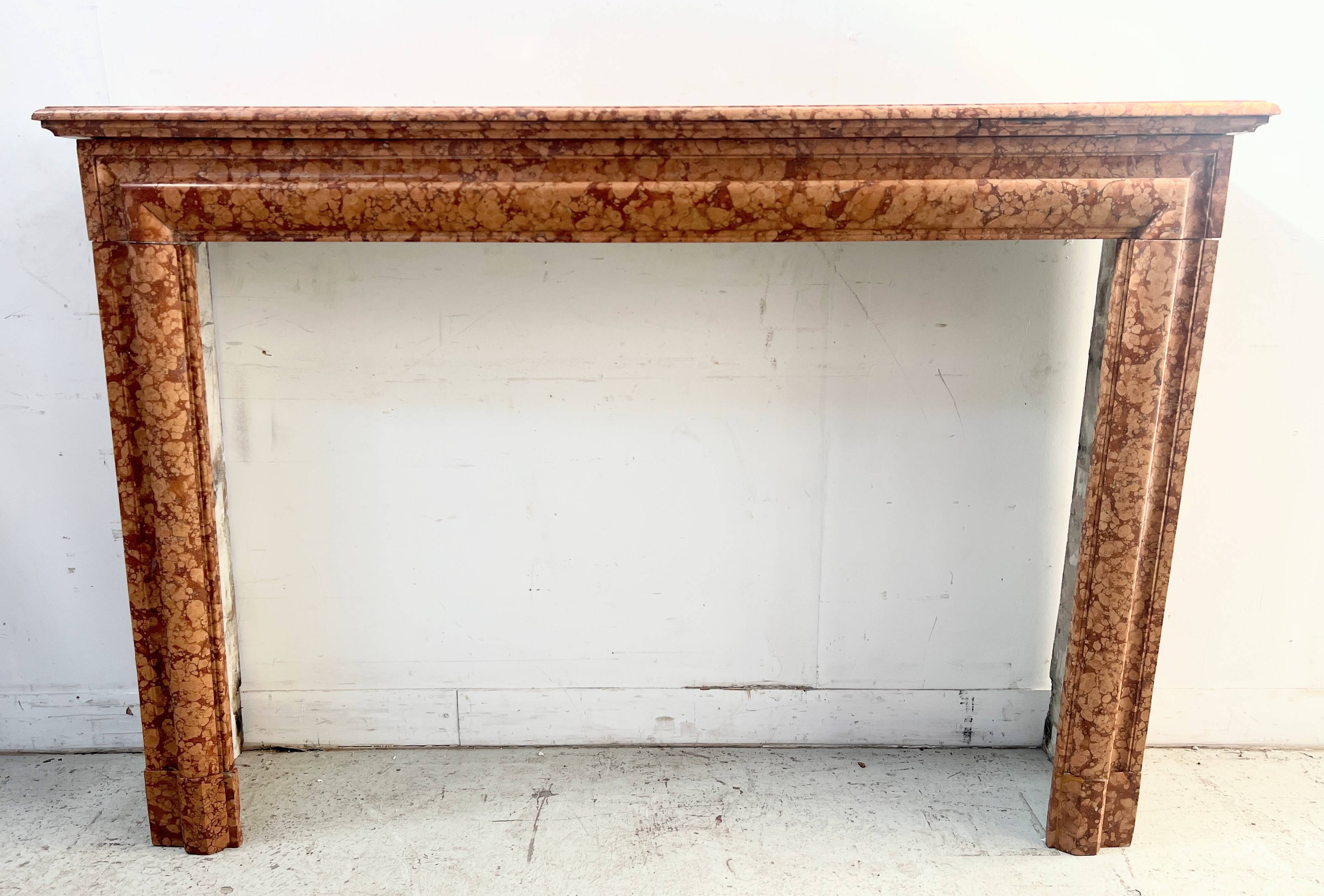 Cheminée de style Louis XIV en marbre de breche moucheté XIX siècle