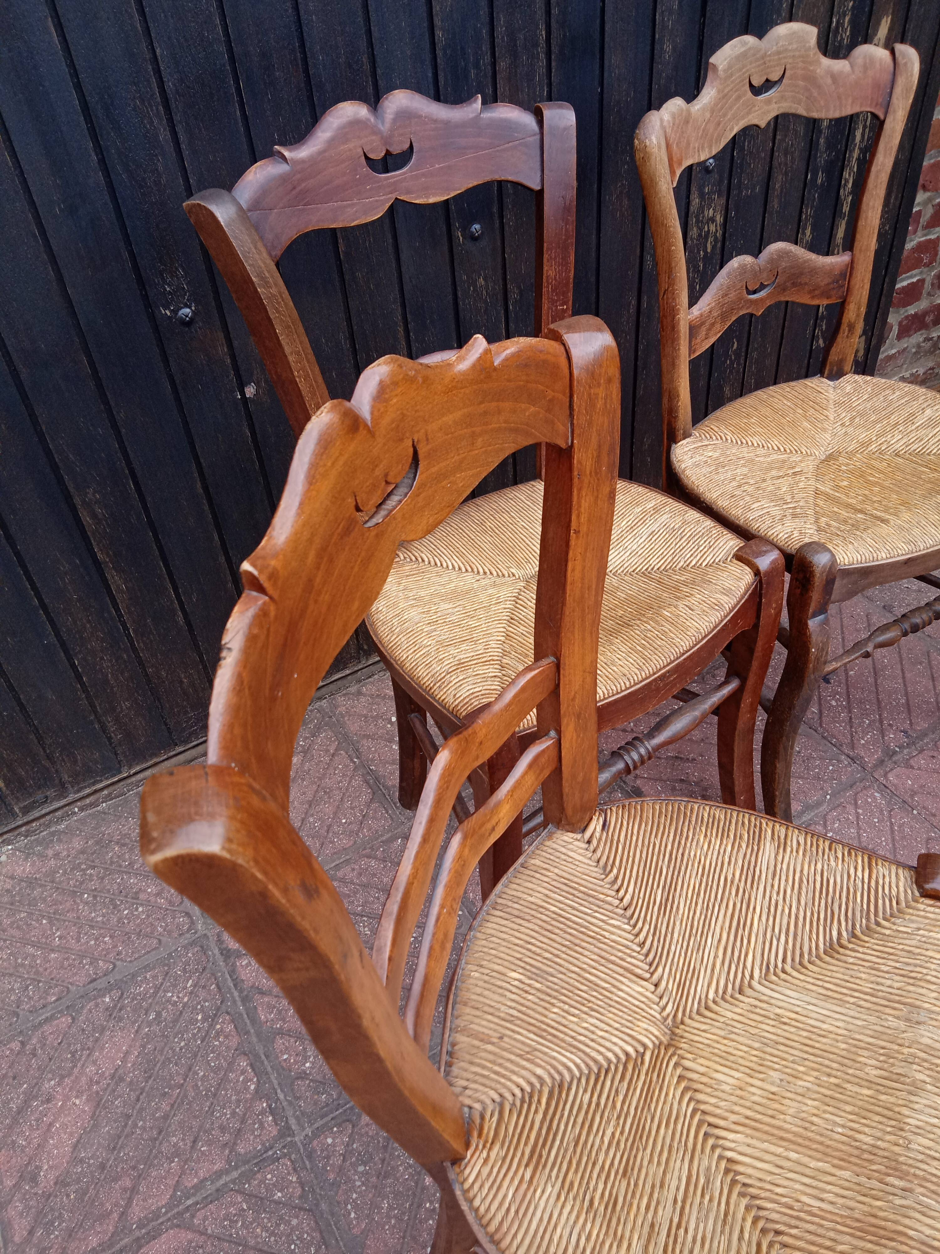 4 mulched chairs