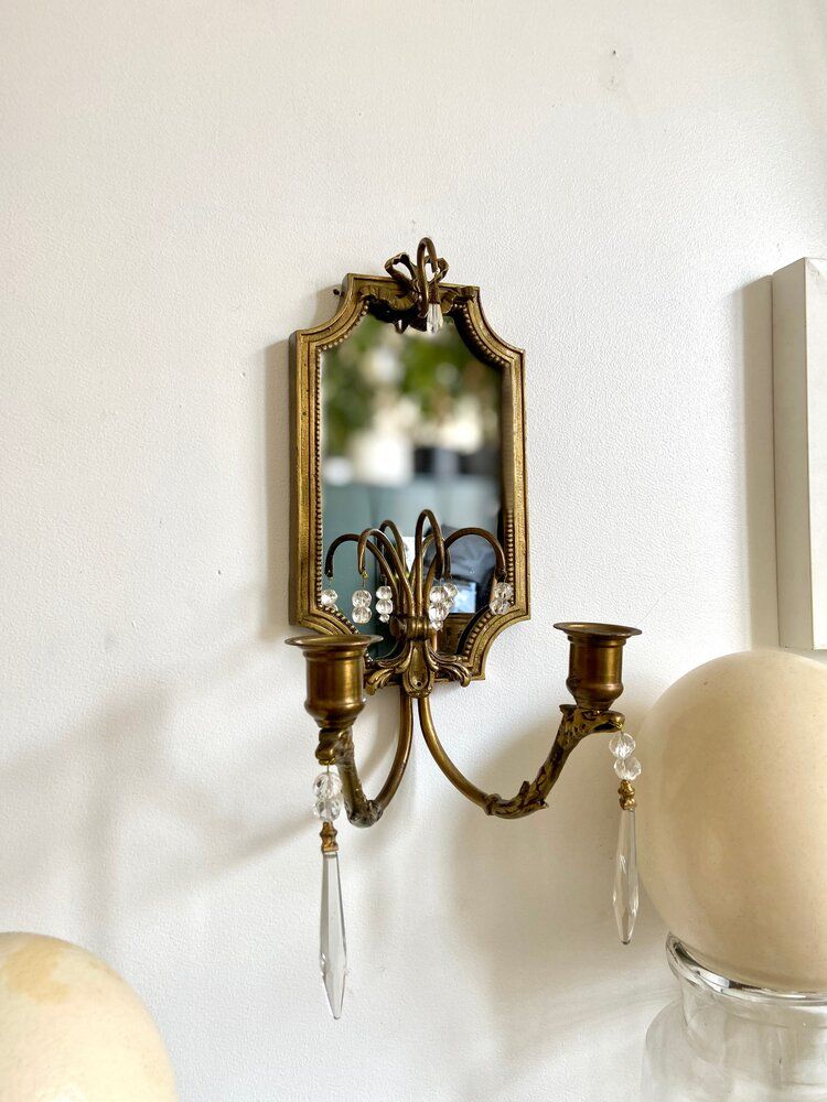 Miroir mural avec bougeoirs en métal doré et pampilles