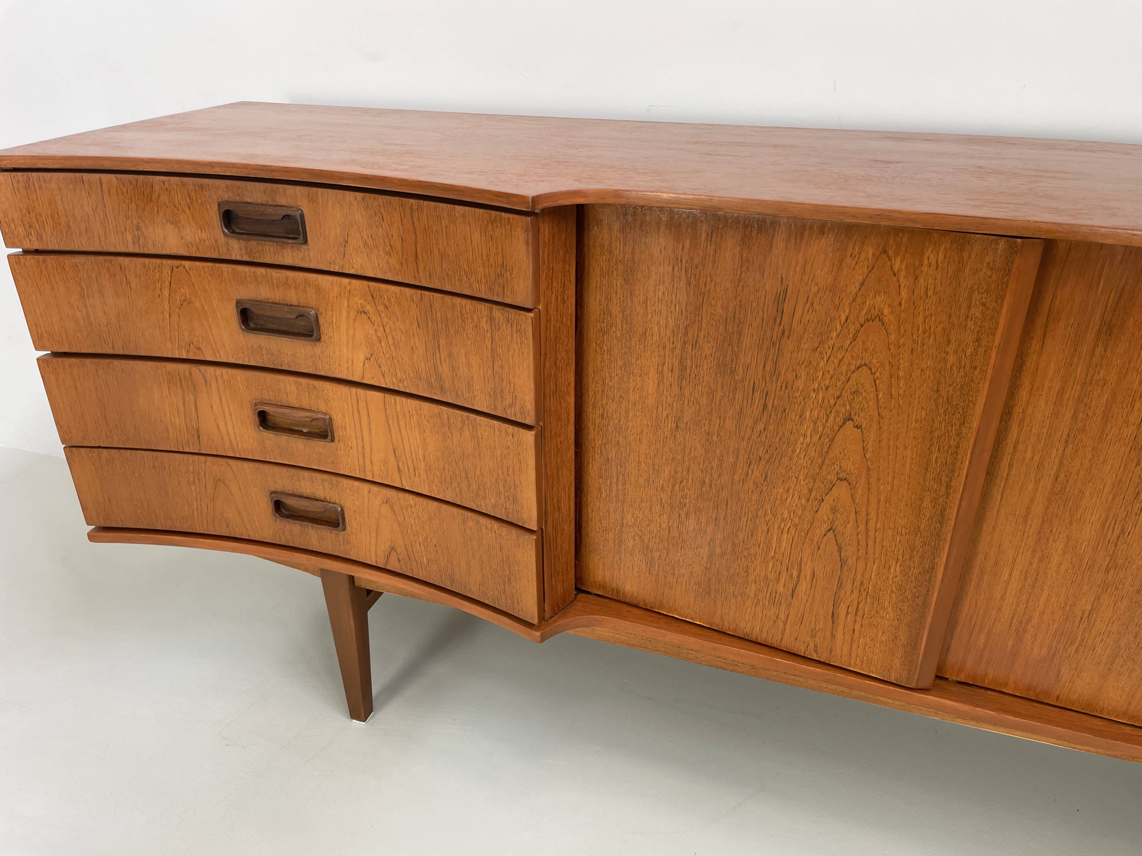 Buffet vintage unique et très rare des années 60.