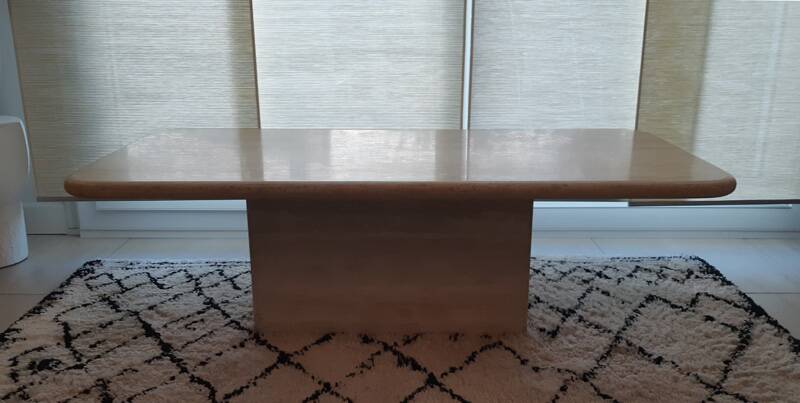 Table basse en travertin beige clair polie.
