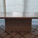 Table basse en travertin beige clair polie.