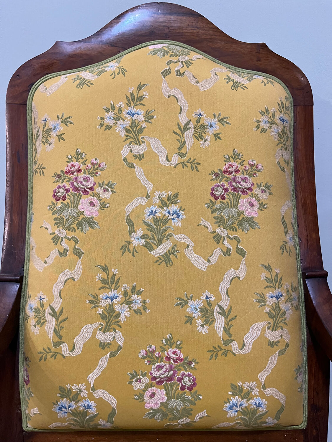 Louis XV style cabriolet armchair in solid wood, yellow floral fabric.