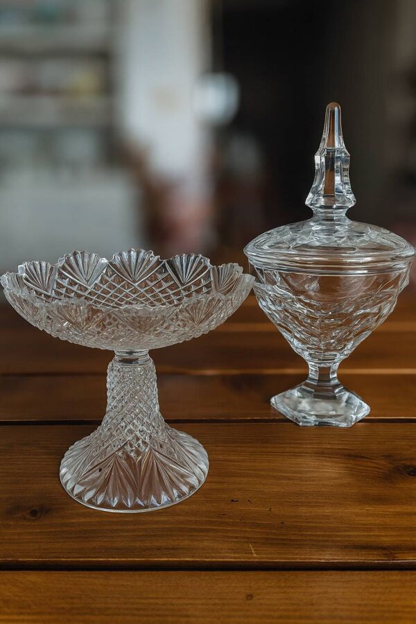 Lot de deux pièces Val Saint Lambert coupe sur pied bonbonnière en cristal