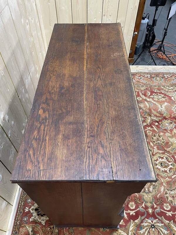 Commode en chêne et placage de noyer style anglais