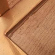 Desserte à roulettes en laiton doré et verre biseauté