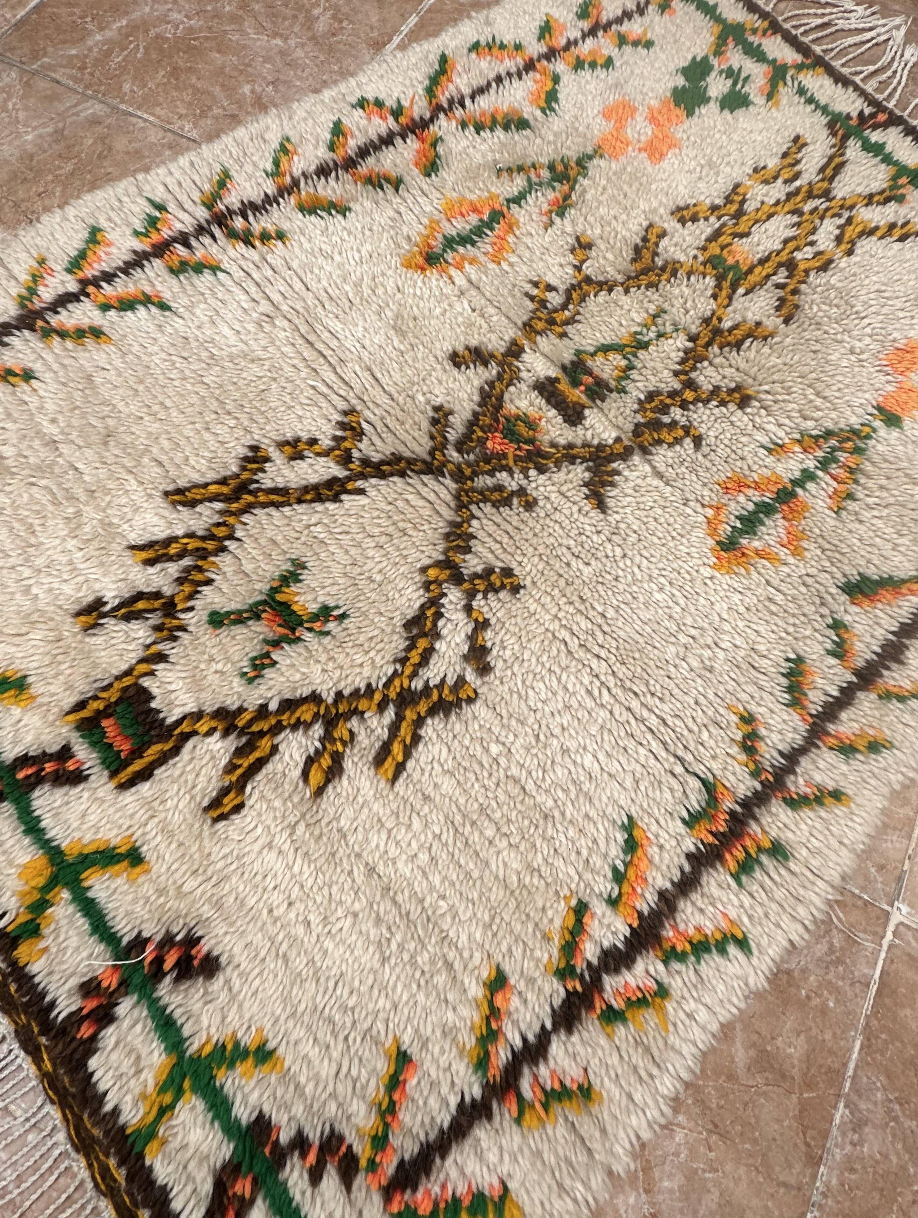 Tapis marocain Azilal fait main, tapis berbère en laine tissé à la main.
