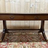 English-style flat desk in mahogany.