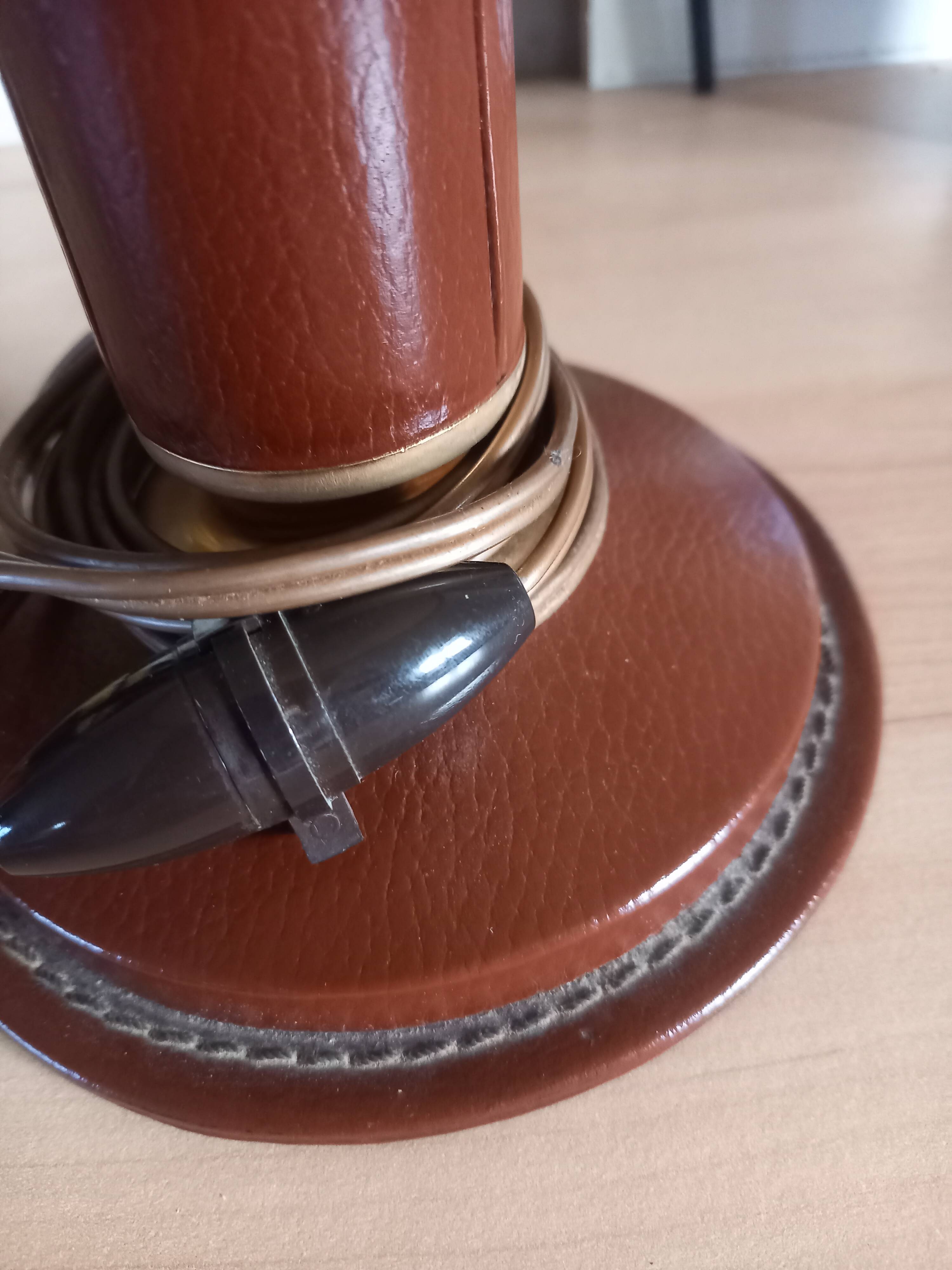 Le Tanneur vintage grained leather lamp