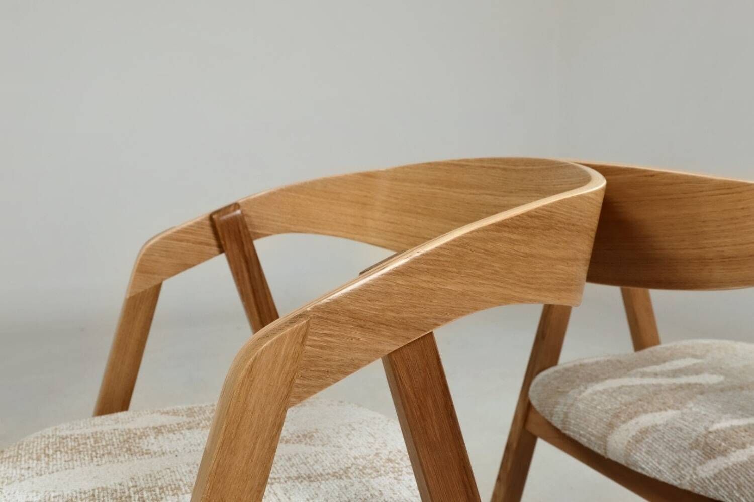 Paire de chaises scandinaves en chêne massif jaquard beige