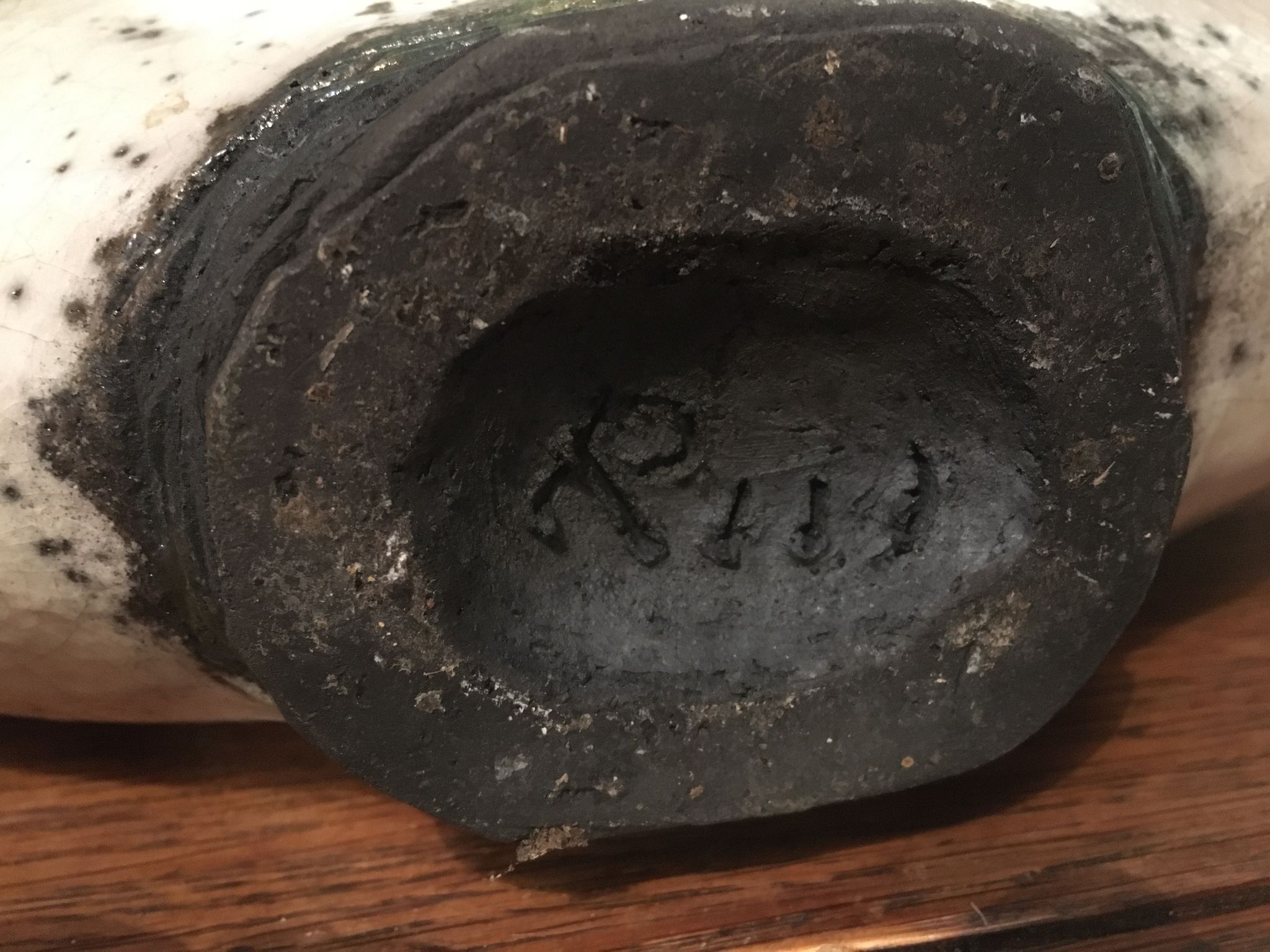 Bouteille en céramique émaillé signé