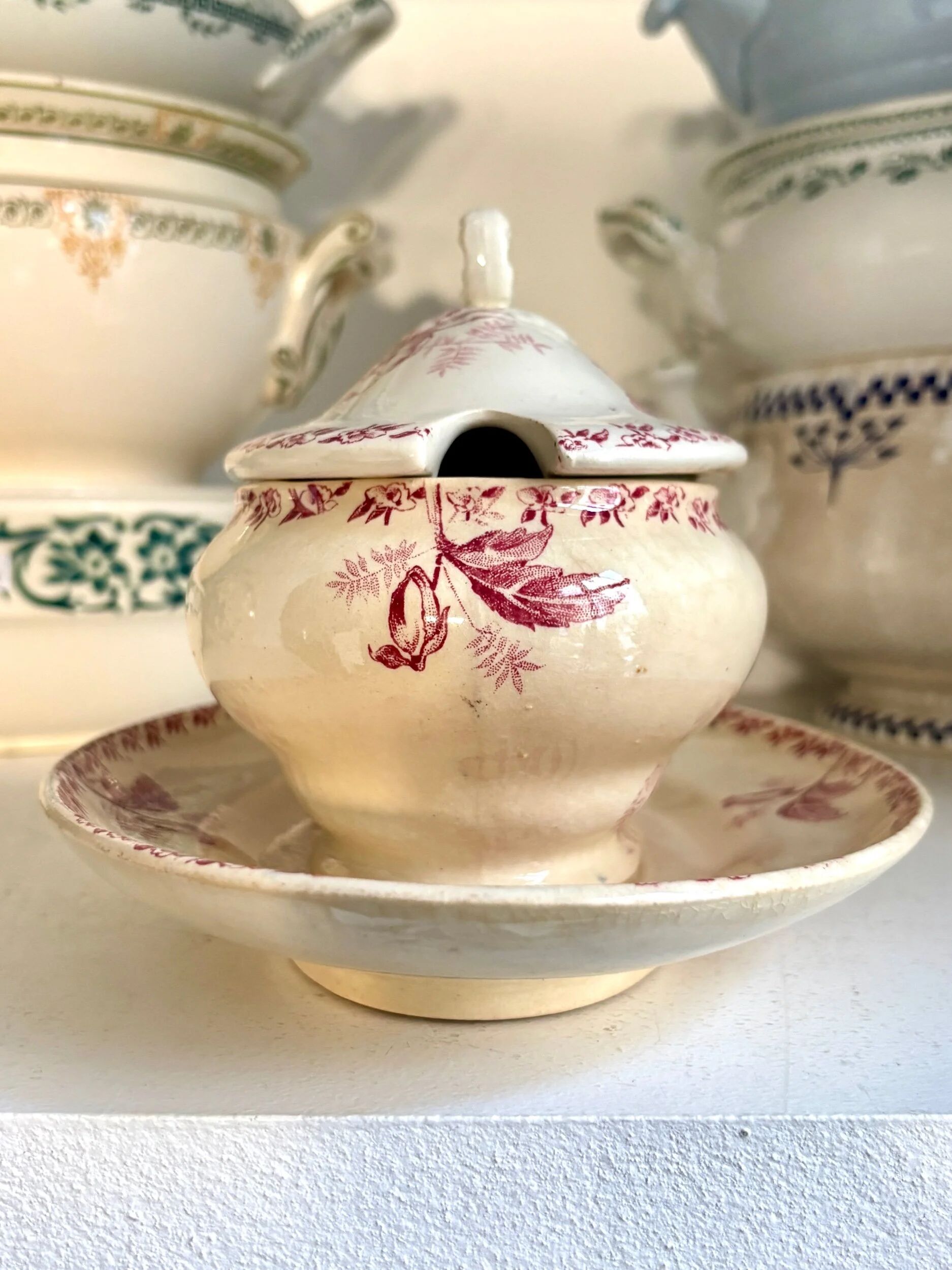 Sauceboat with lid Gien in pink ironstone, "Christmas Roses" service.