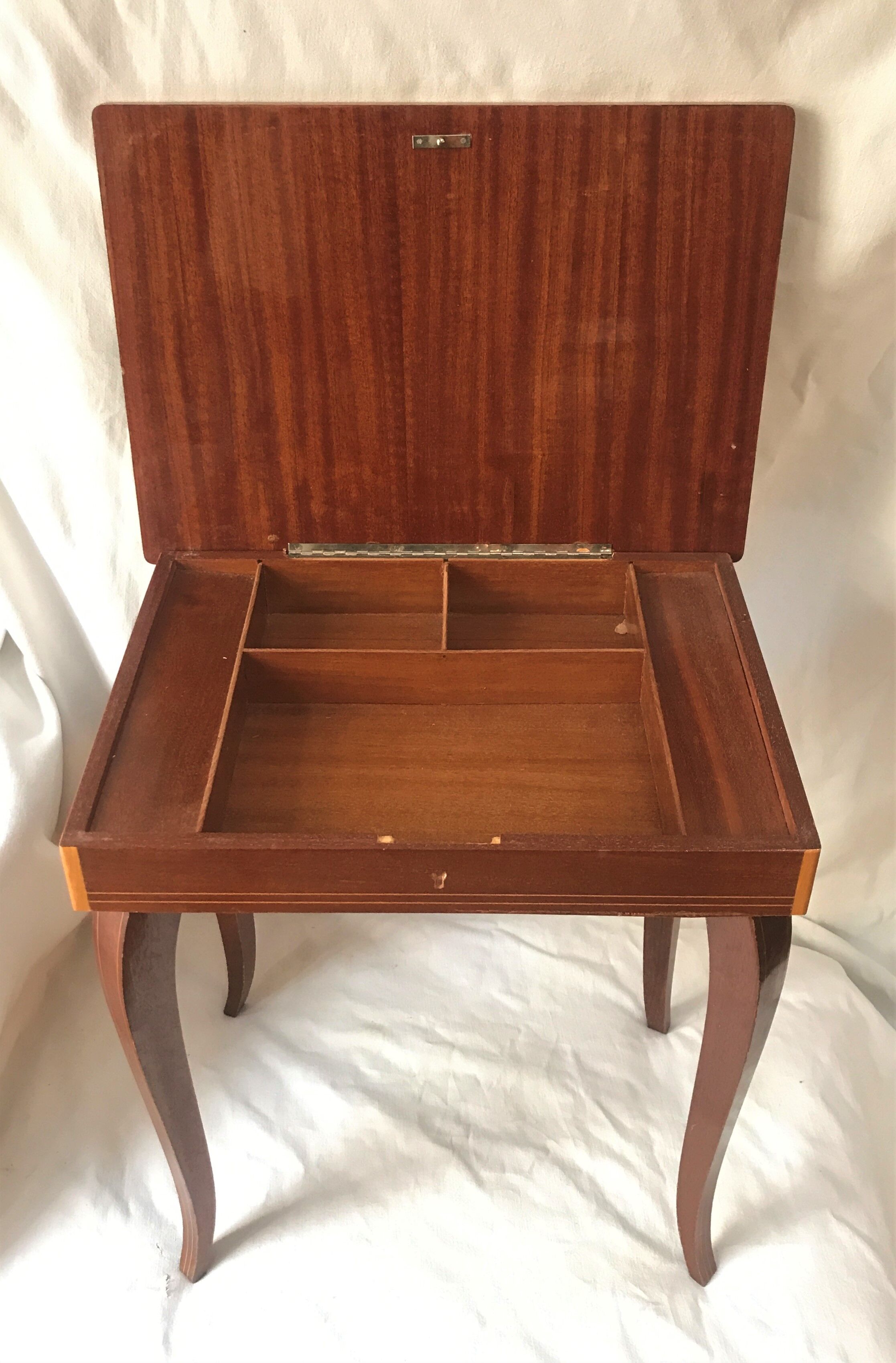 Table boite à musique marquéterie