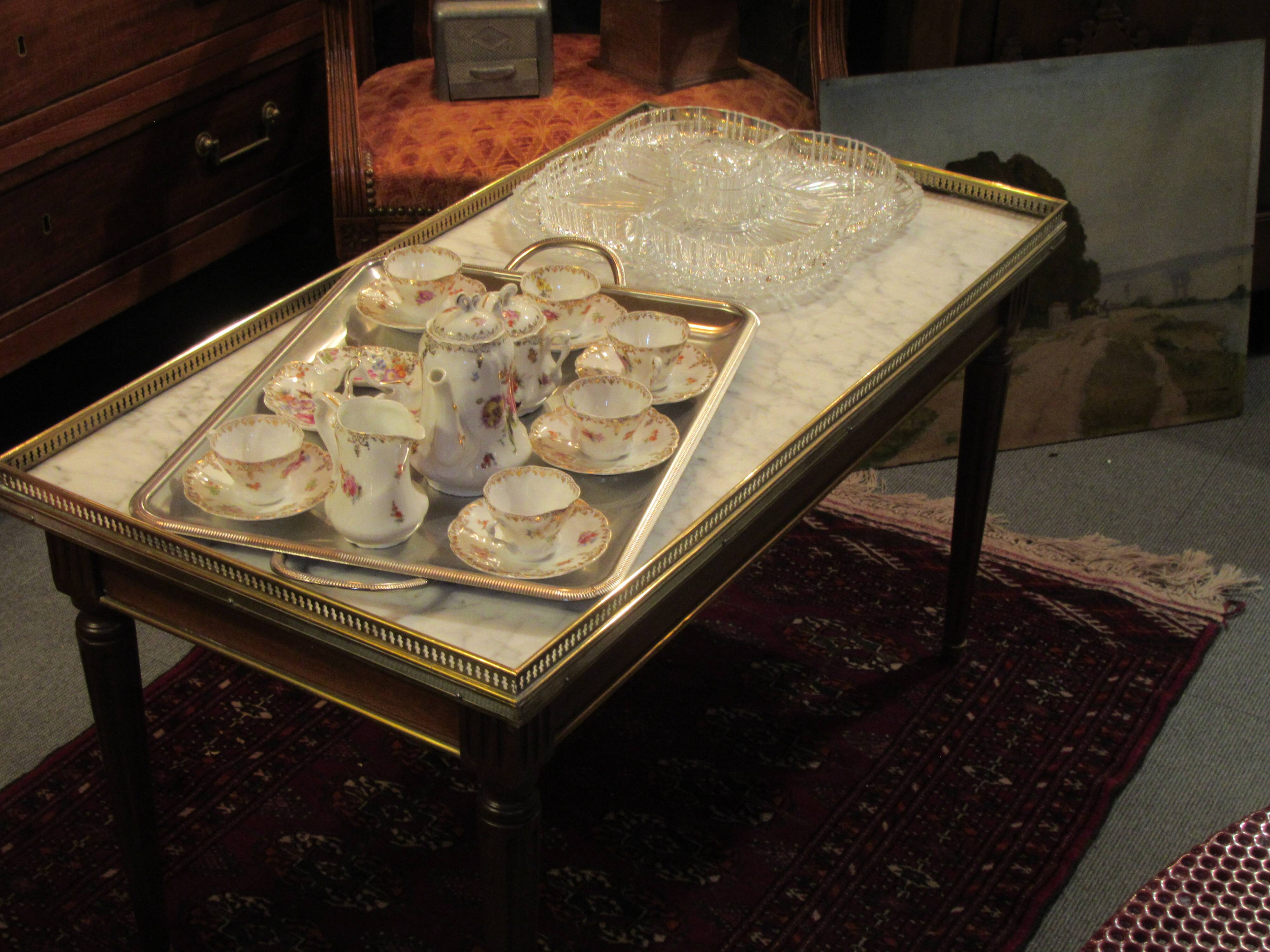 Table basse style louis XVI en acajou et laiton