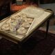 Table basse style louis XVI en acajou et laiton
