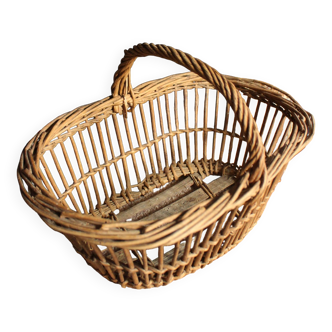 Old artisanal oval wicker basket