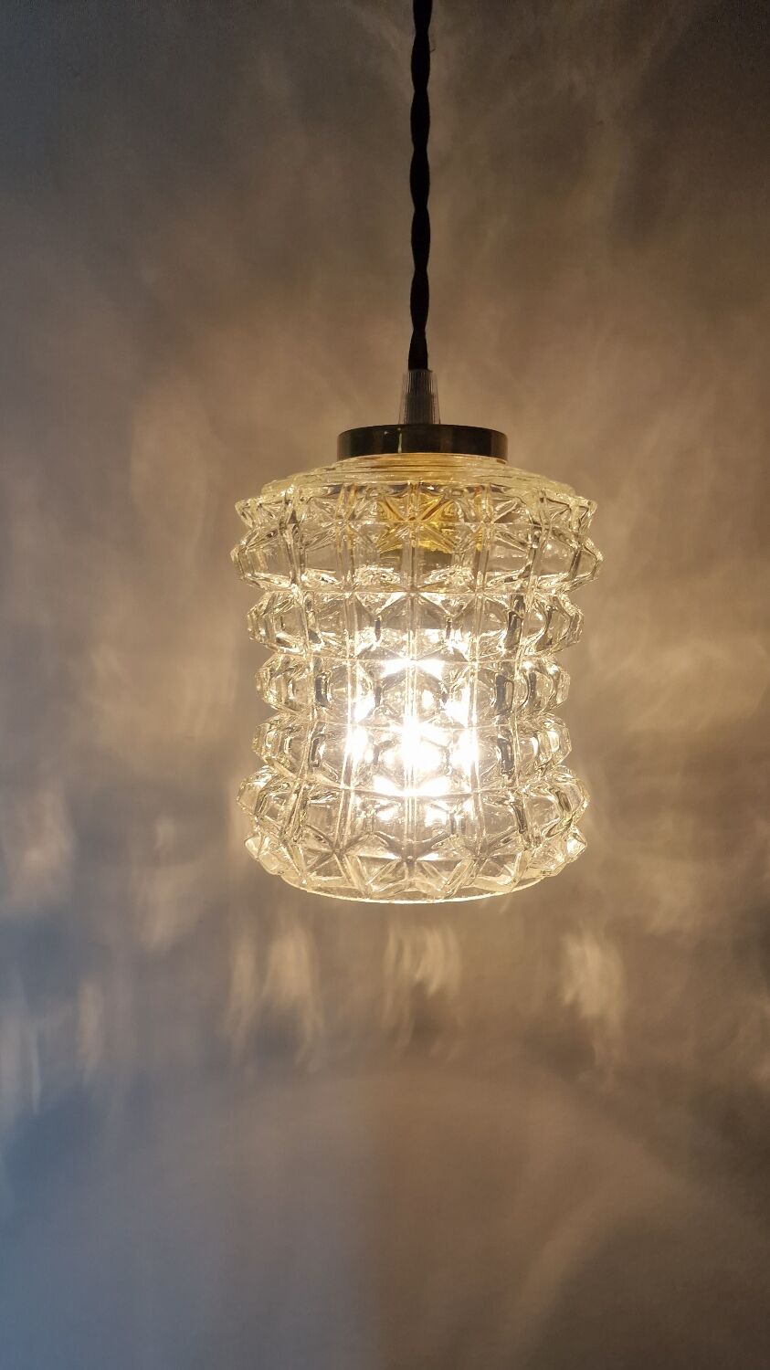 Chiseled glass suspension