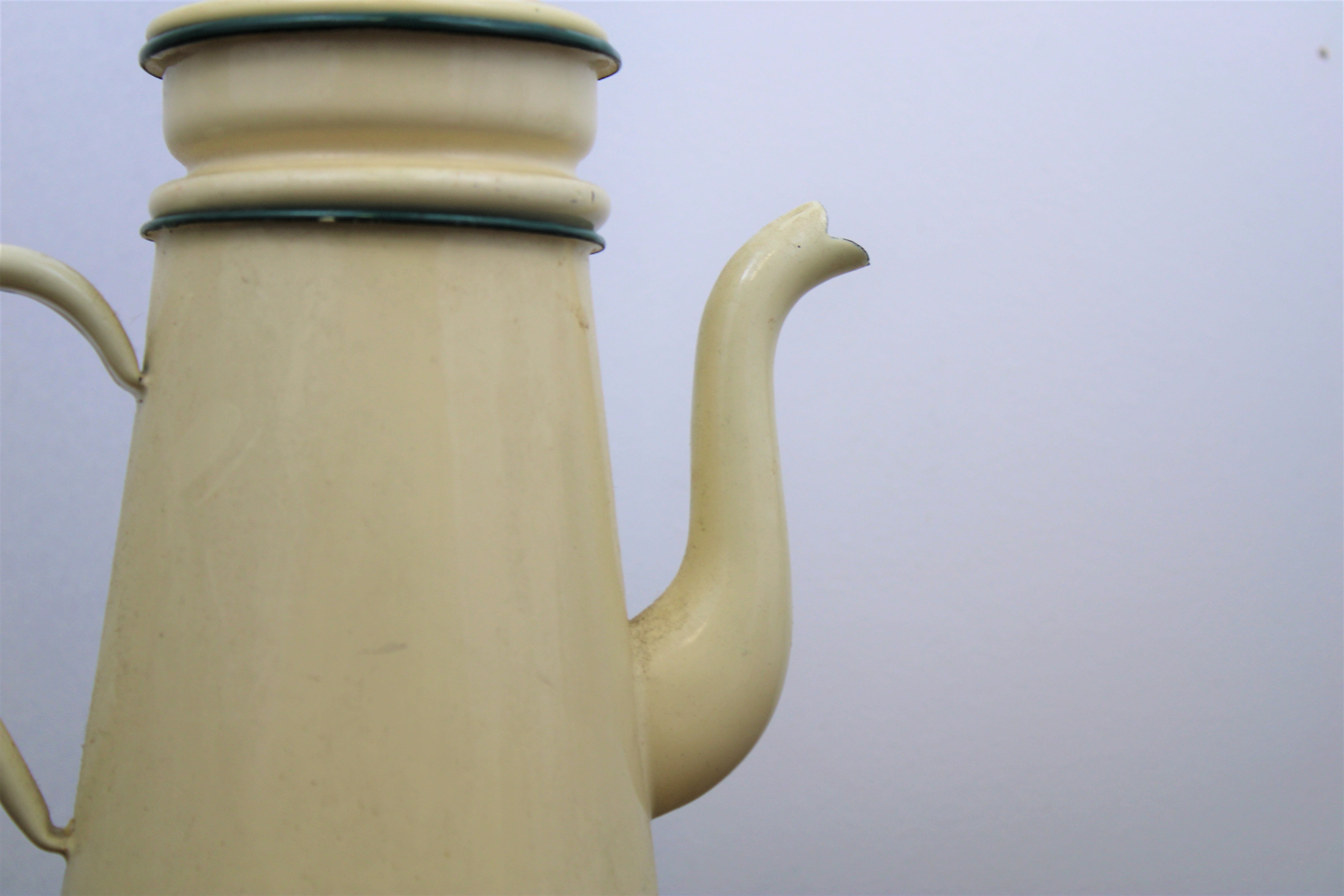 Enamelled sheet metal teapot