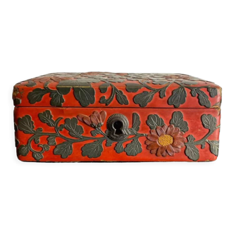 Chinese box in red and black lacquered cinnabar, 19th century