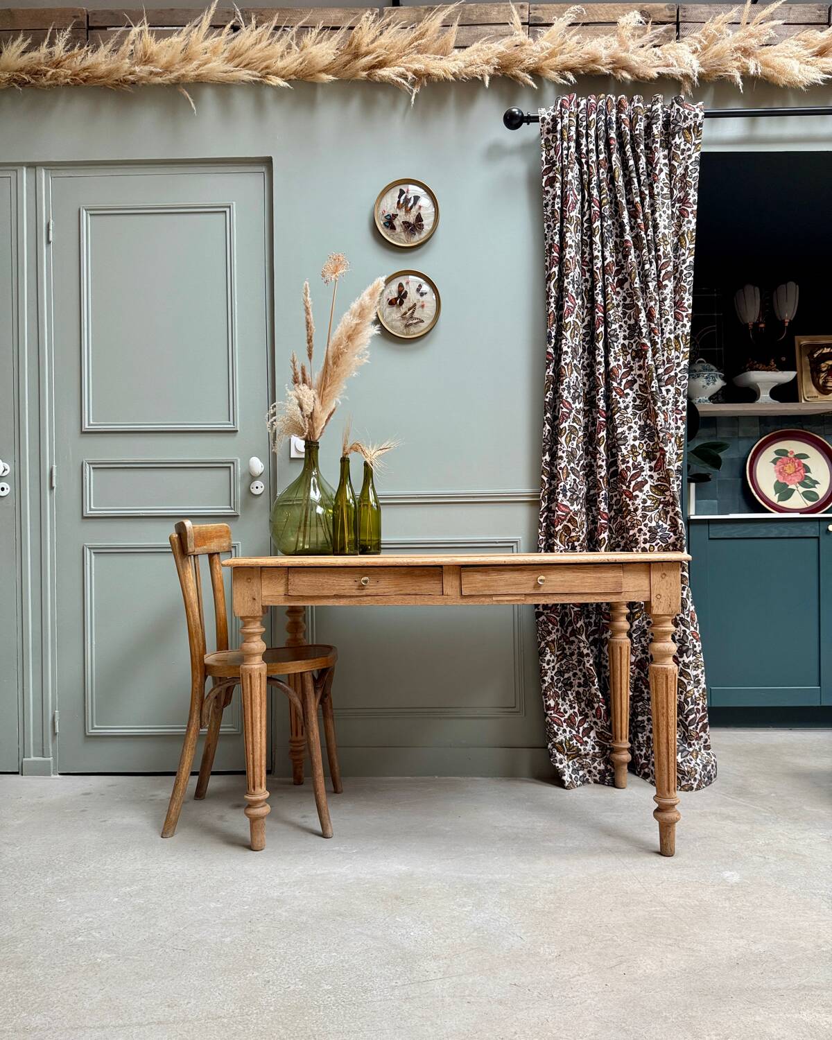Desk with turned oak legs