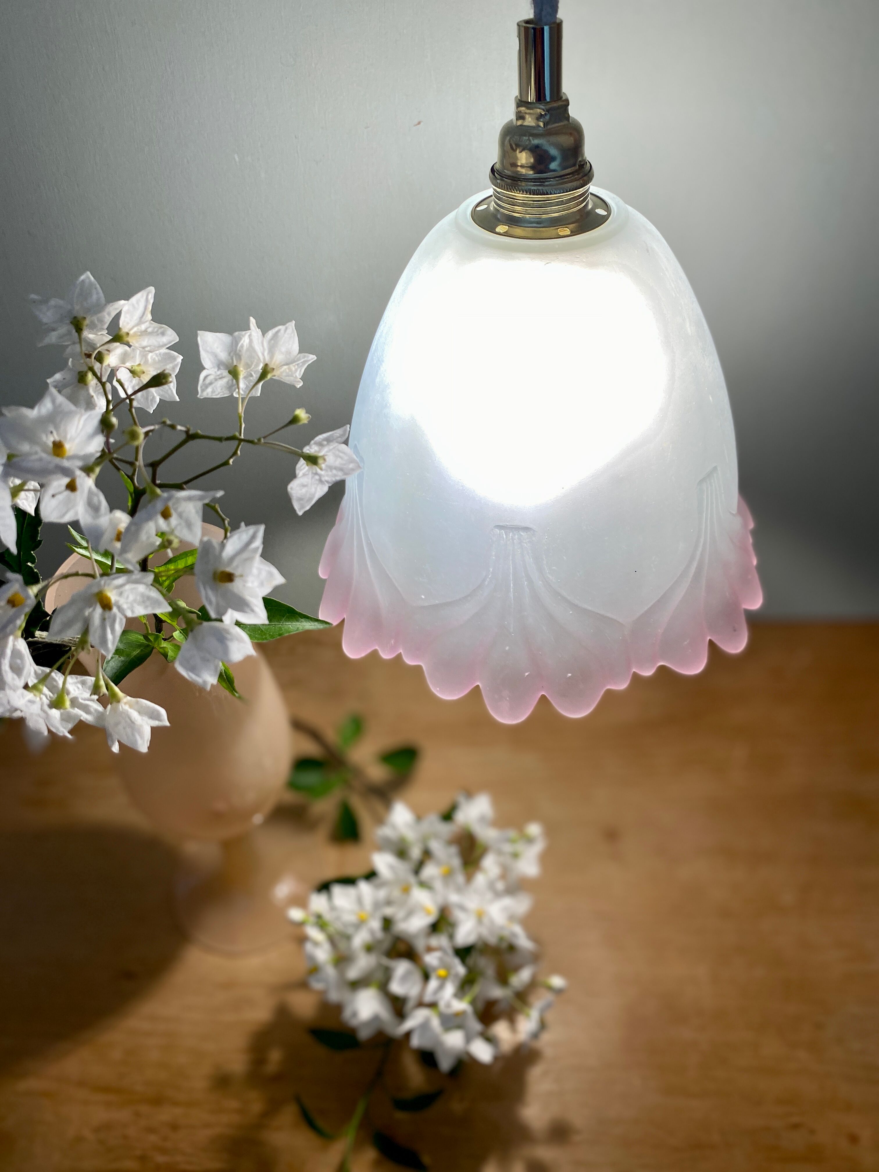 Vintage tulip suspension in frosted glass half white half pink