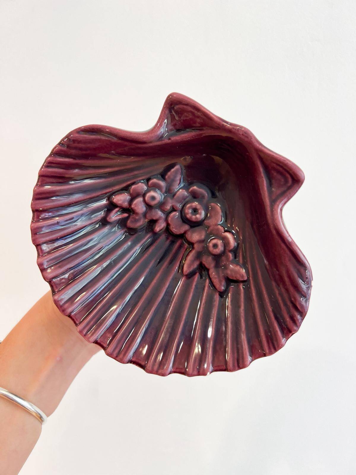 Ceramic shell soap dish or empty pocket