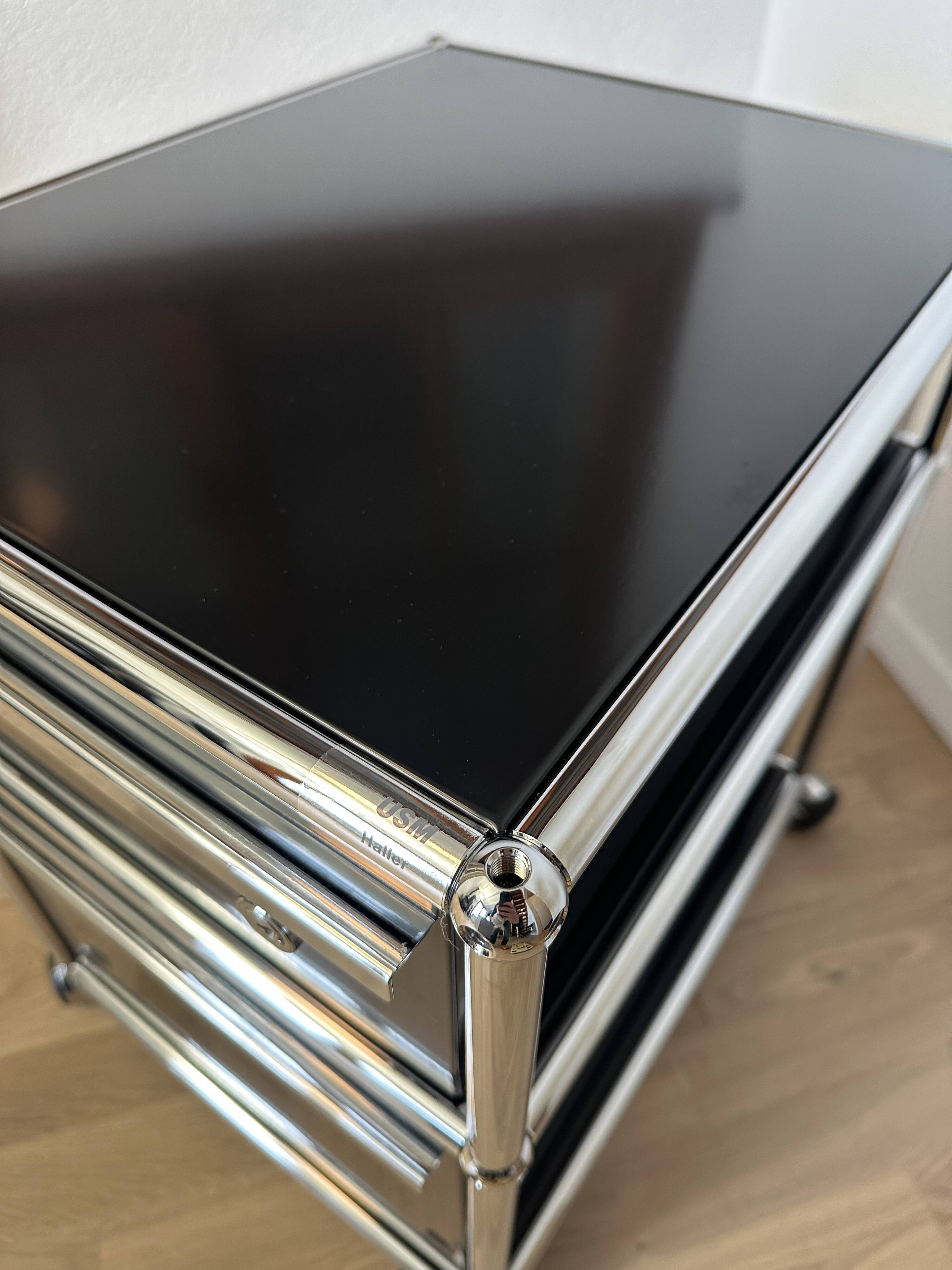 USM Haller wheeled caisson in Graphite Black