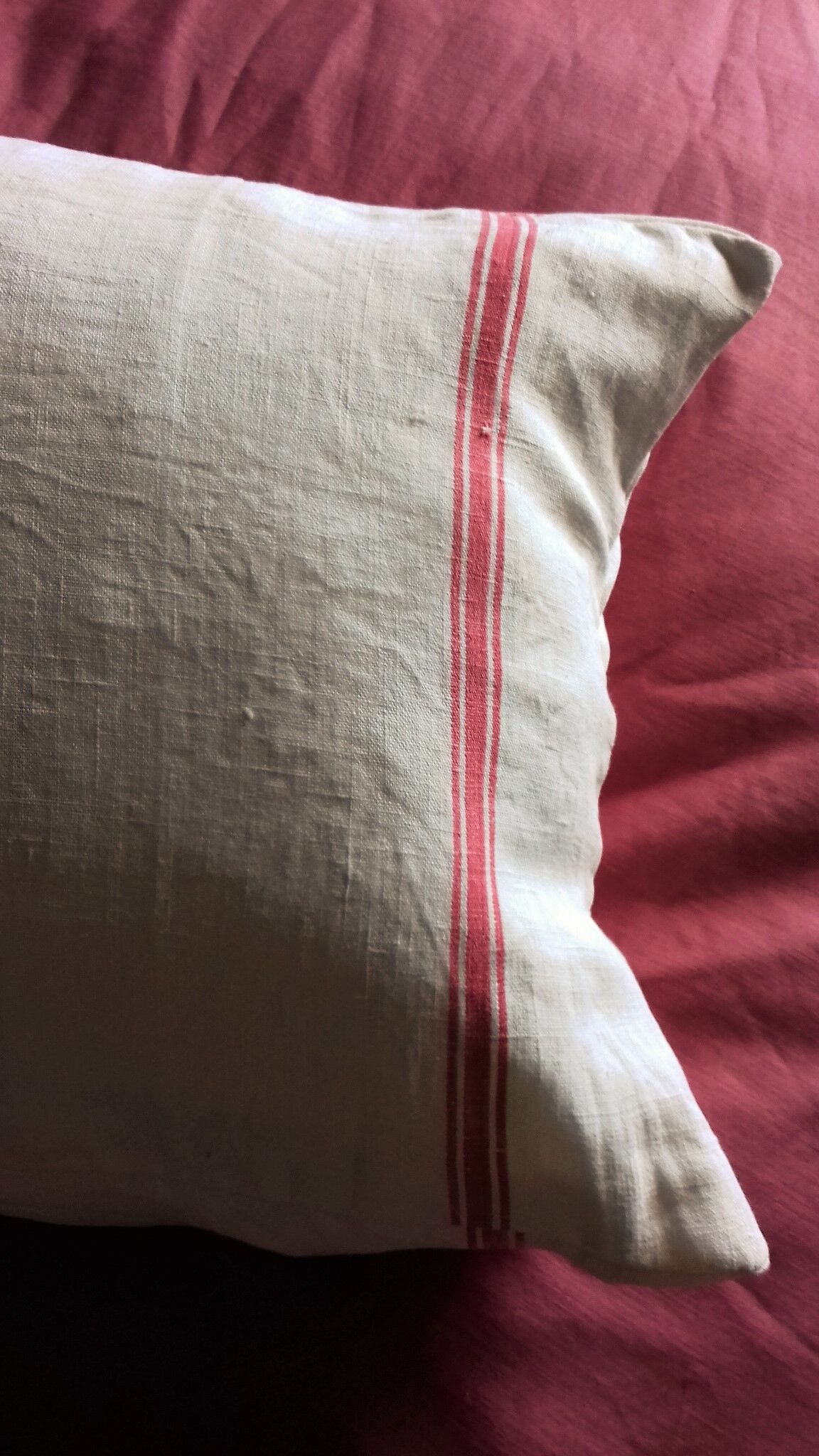 Former flax torchon cushion red stripes monogram b