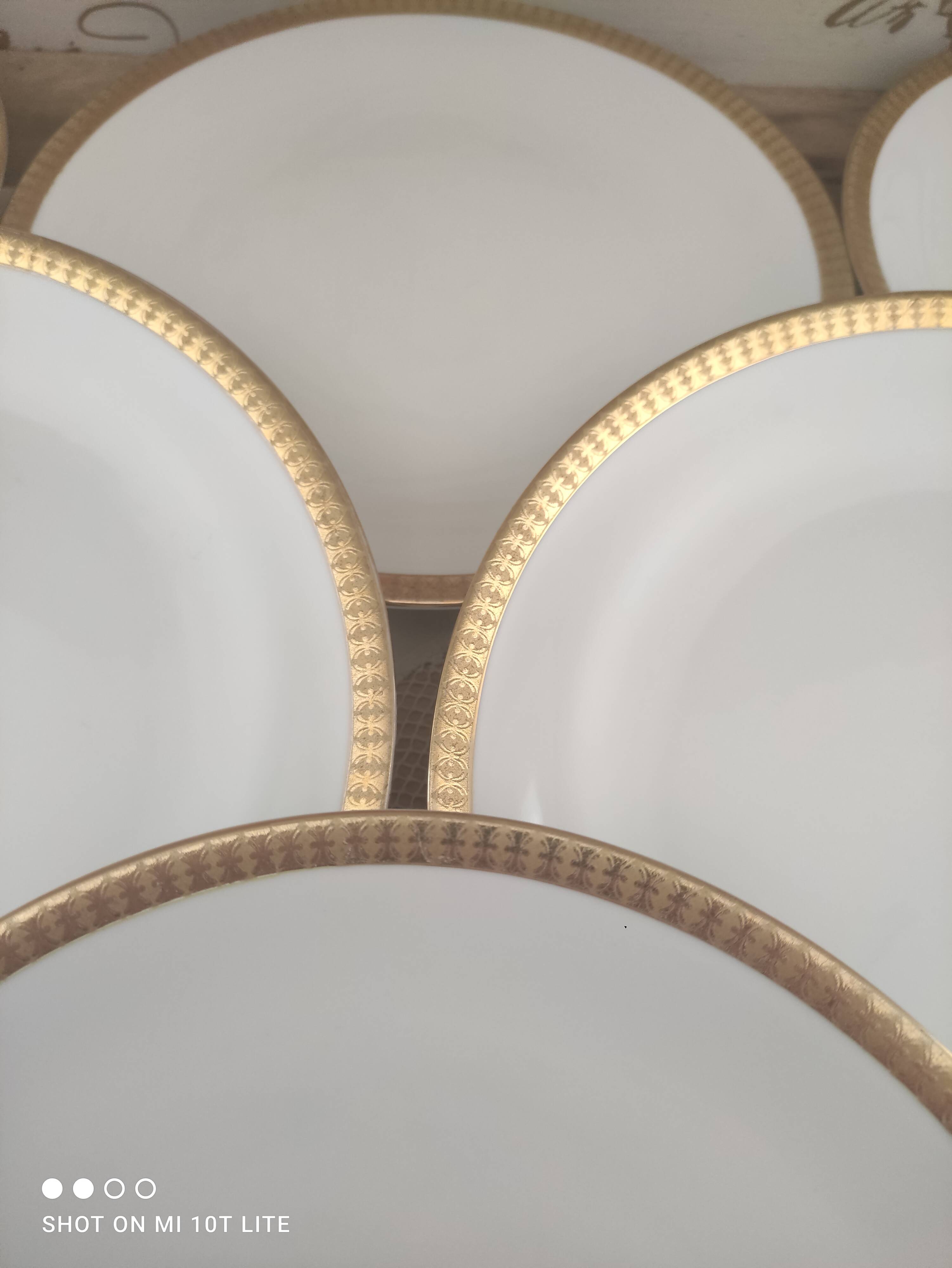 Lot de 12 assiettes plates en porcelaine blanche Euro Porcelaine frise dorée