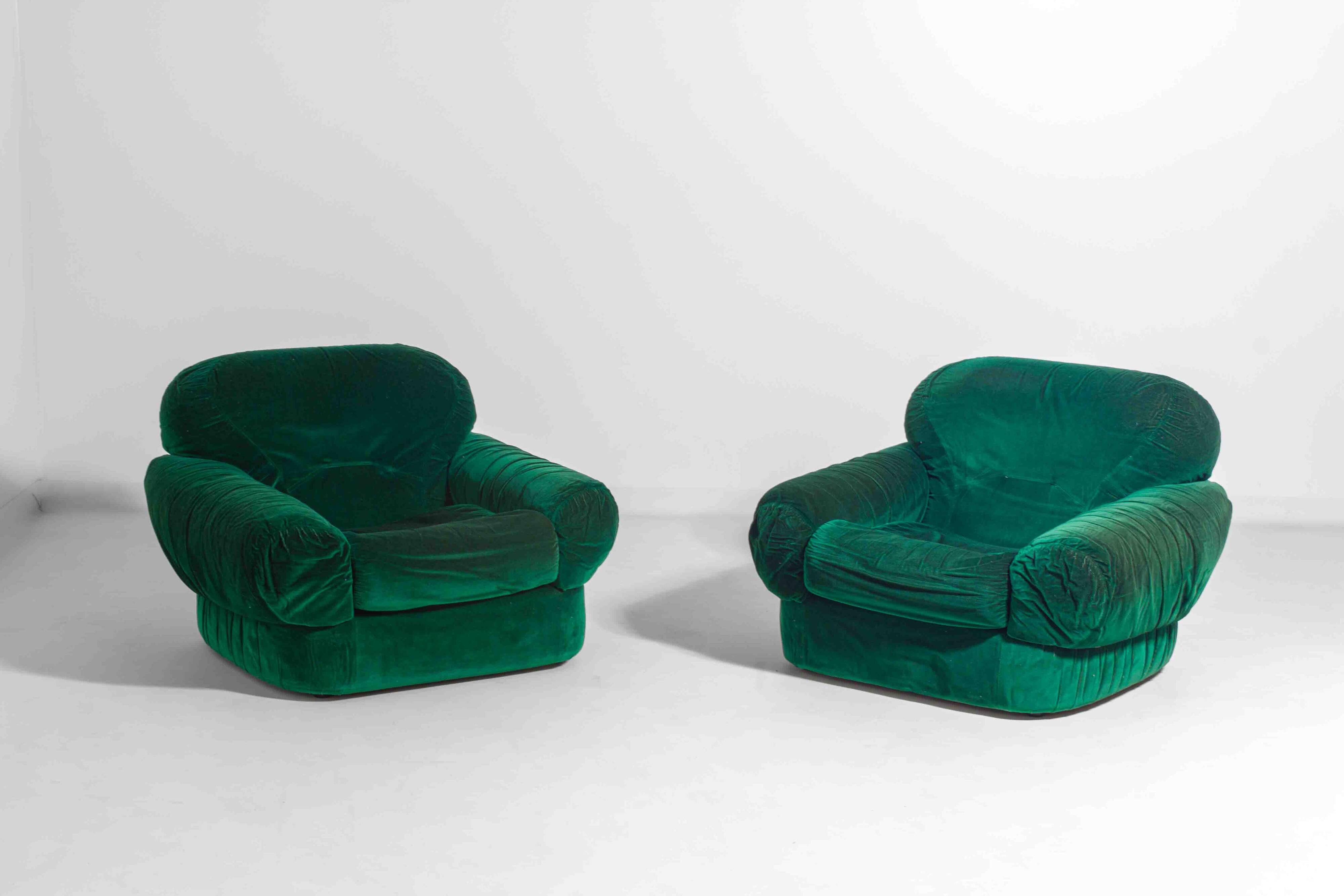 Paire de fauteuils de salon en velours vert, Italie, années 1970
