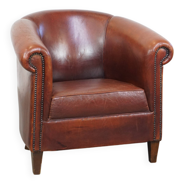 Fauteuil club en peau de mouton de style anglais avec une belle patine