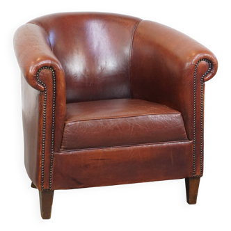 Fauteuil club en peau de mouton de style anglais avec une belle patine