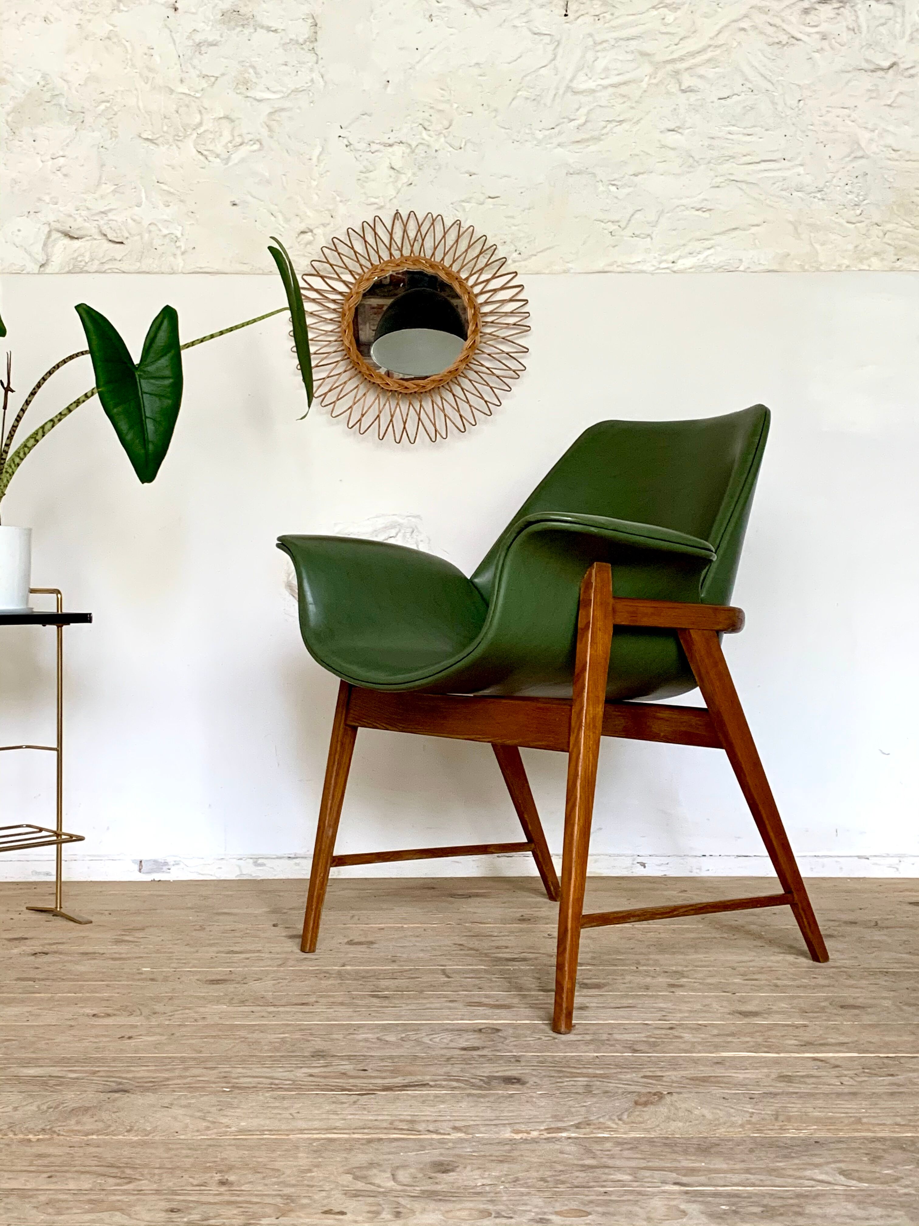 Vintage tulip armchair oak and green skai