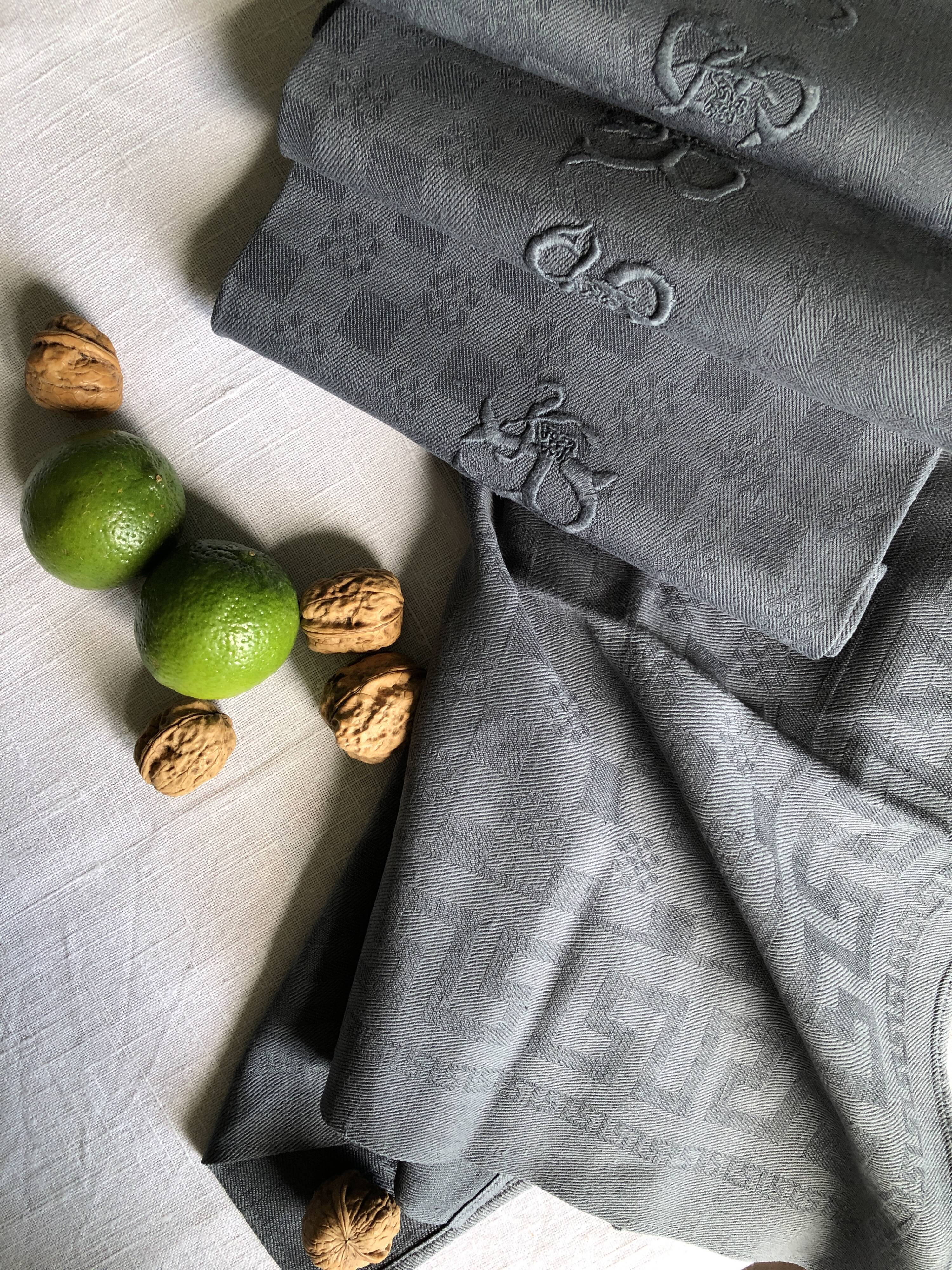 Suite of four napkins tinted in smoke grey