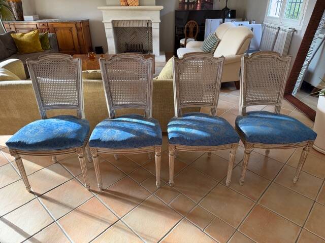 Set of 4 elegant Louis XVI style chairs in cream patinated wood.