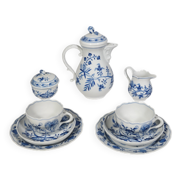 Service à café et à thé en porcelaine par Meissen dans le décor de motif d'oignon, années 1960.