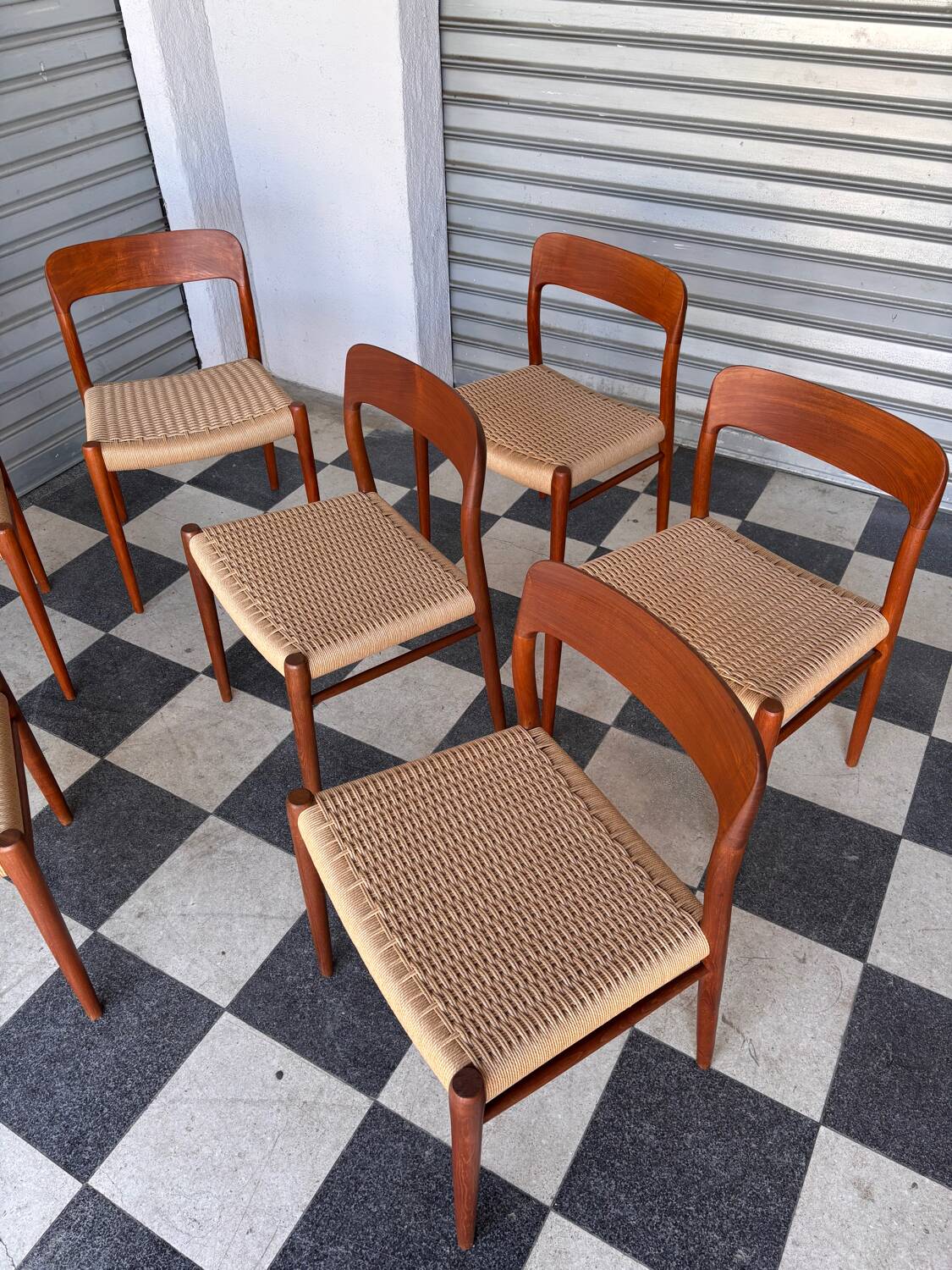 Série de 8 chaises Møller 75
