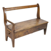 Banc artisanal en bois avec accoudoir et tiroir à droite.