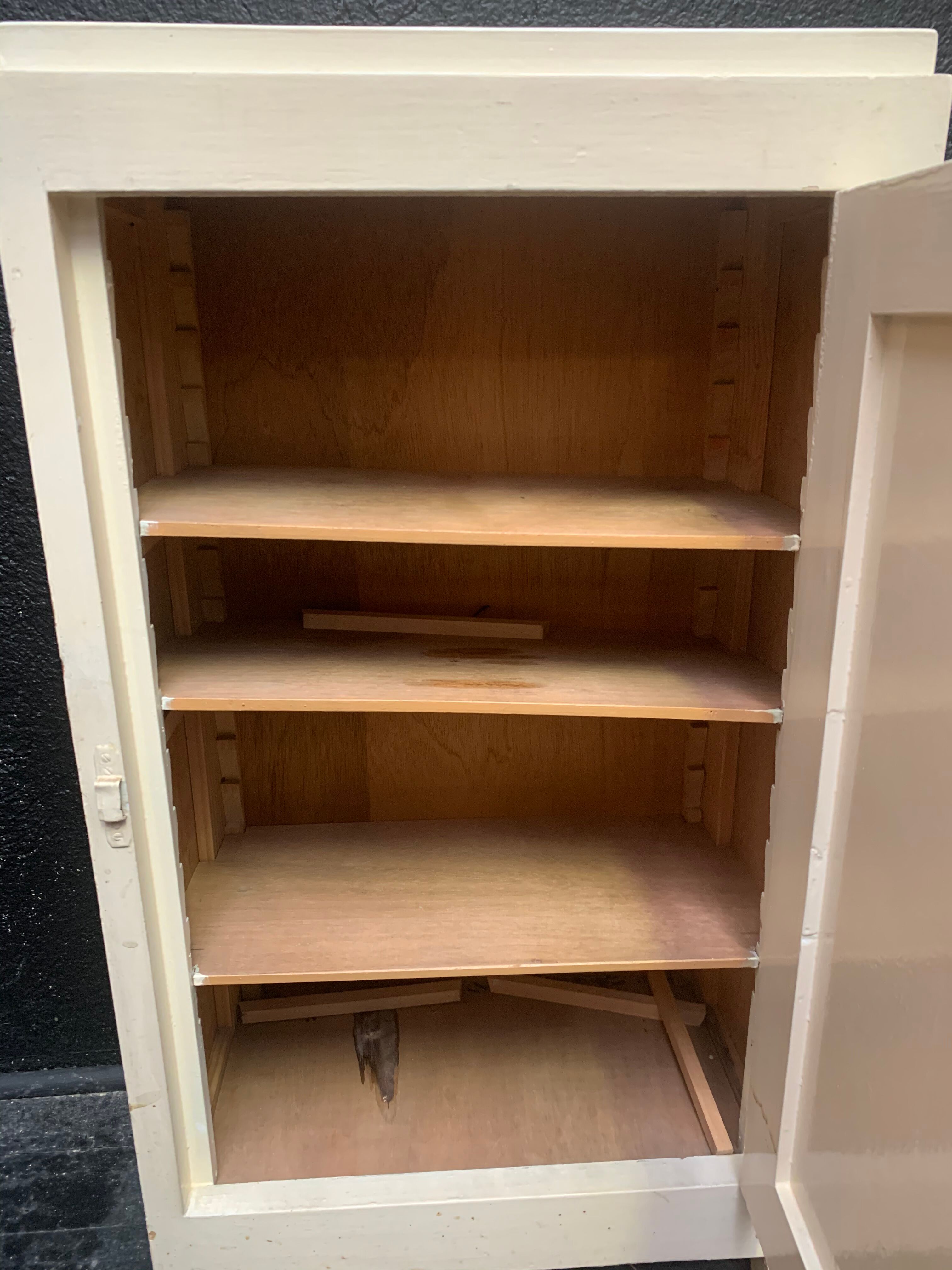 Meuble d’appoint en bois peint