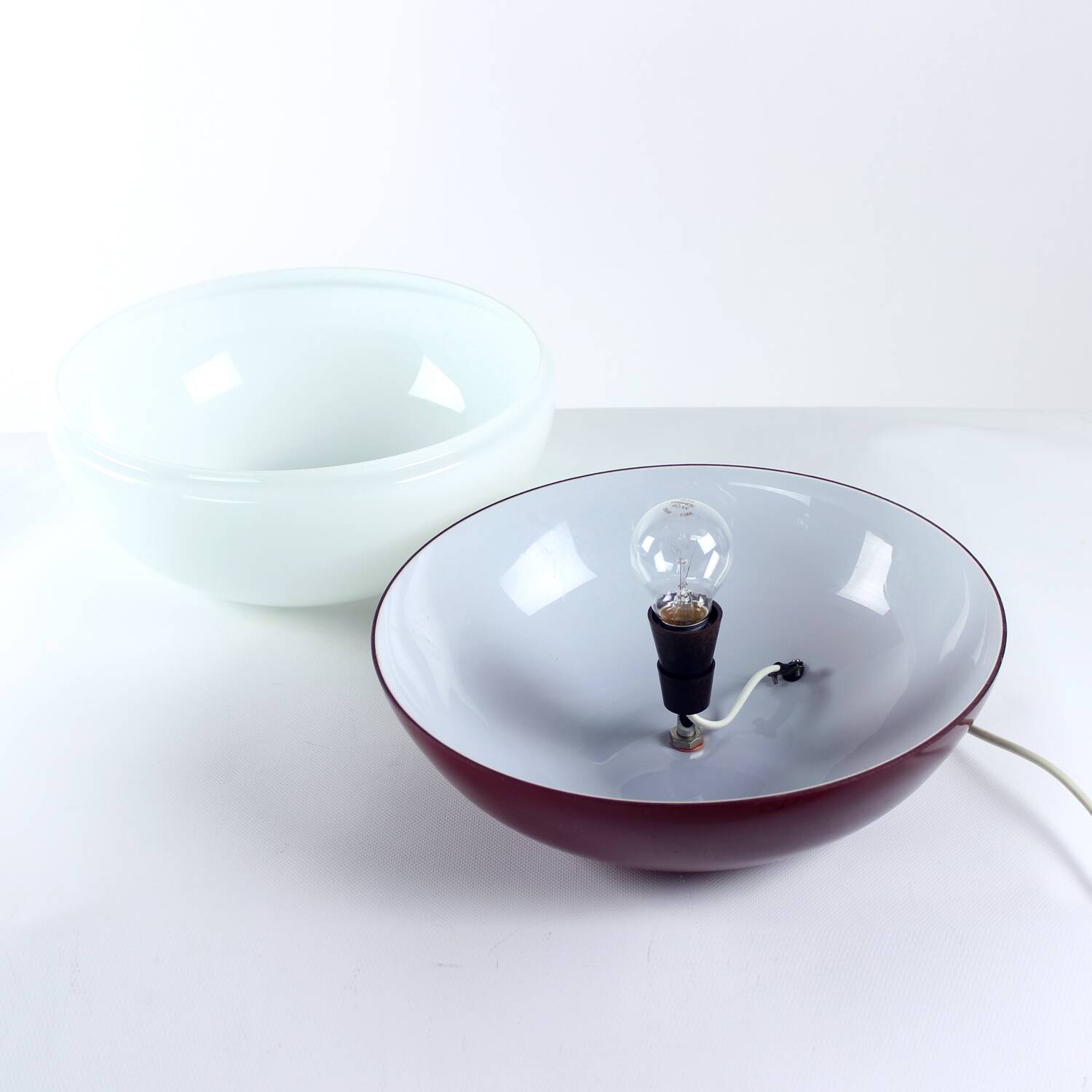 Grande lampe de table en verre opalin, Tchécoslovaquie, années 1960