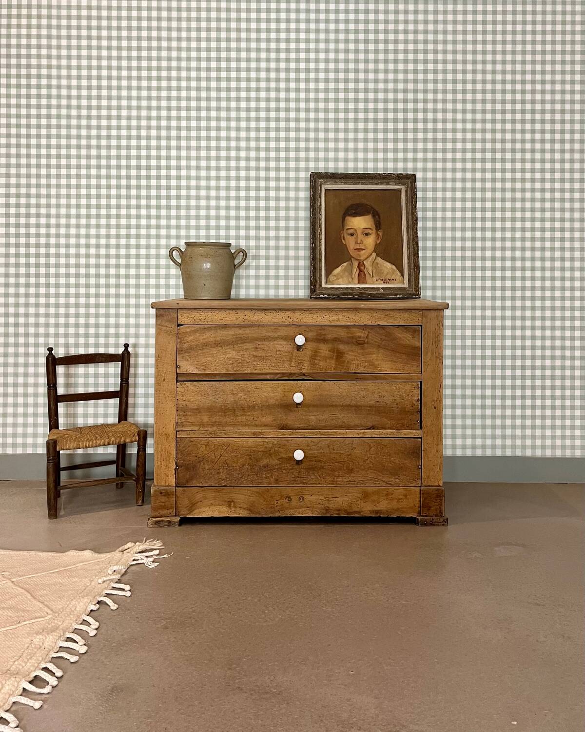 Walnut chest of drawers